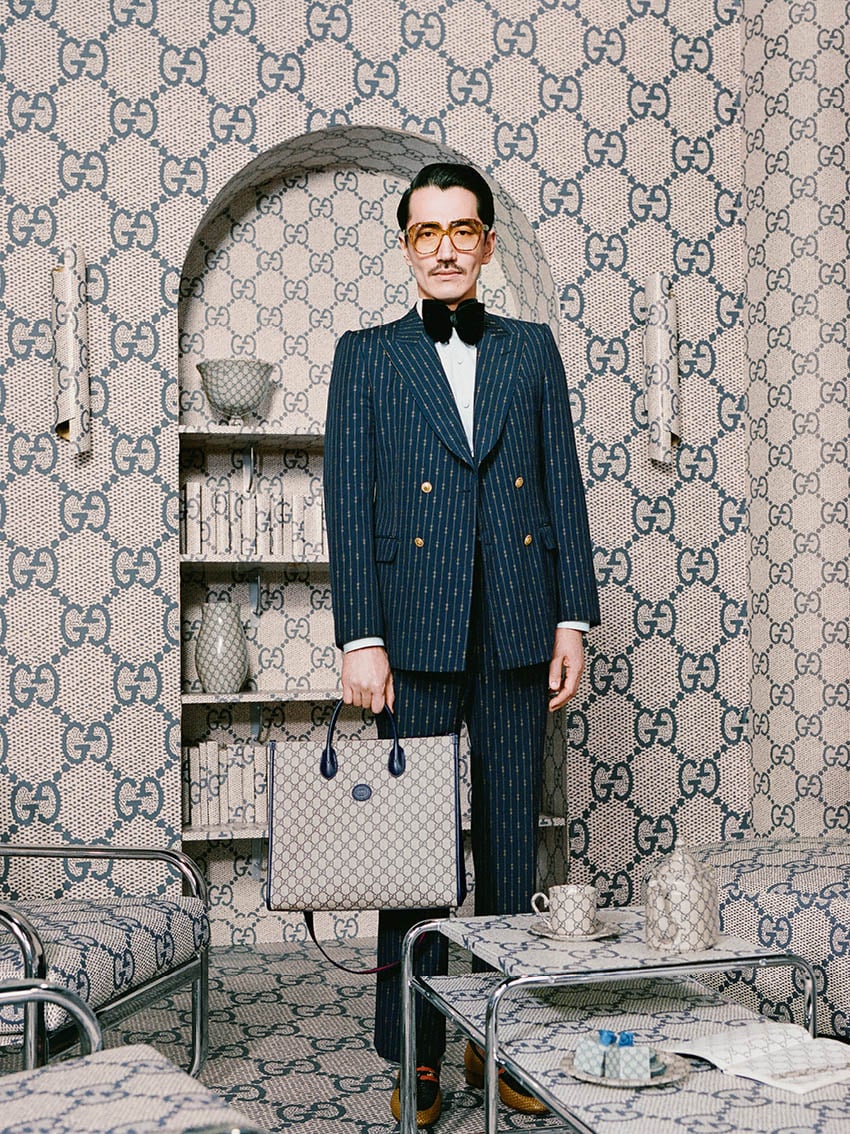 スーツ姿で佇む男性