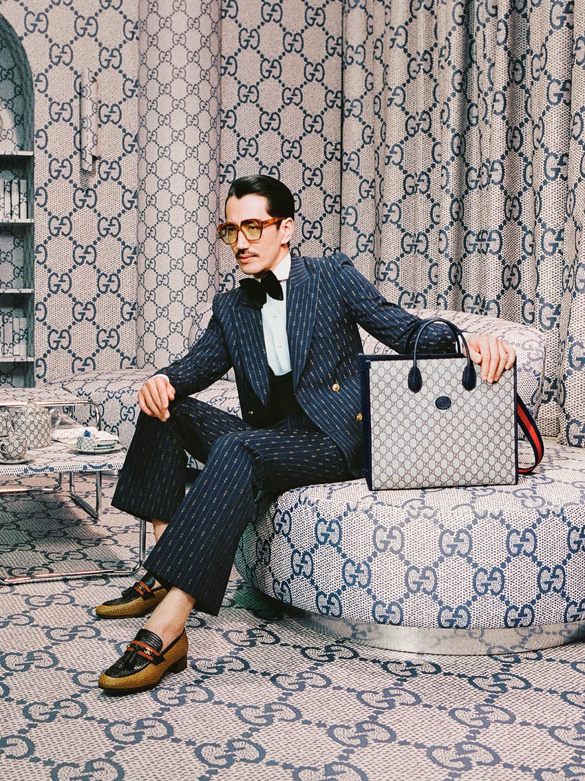 スーツ姿でソファーに座る男性