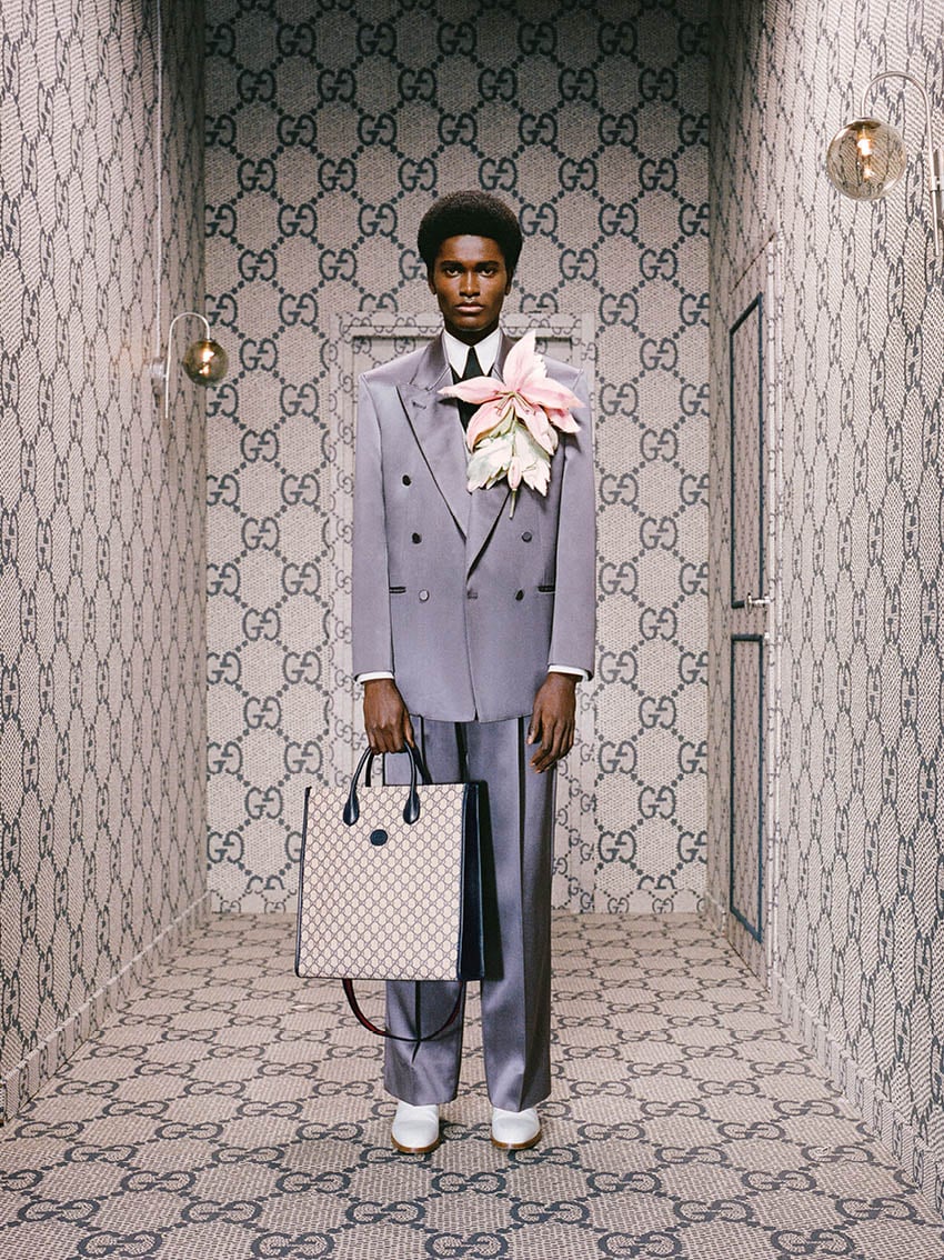 スーツ姿で立つ男性