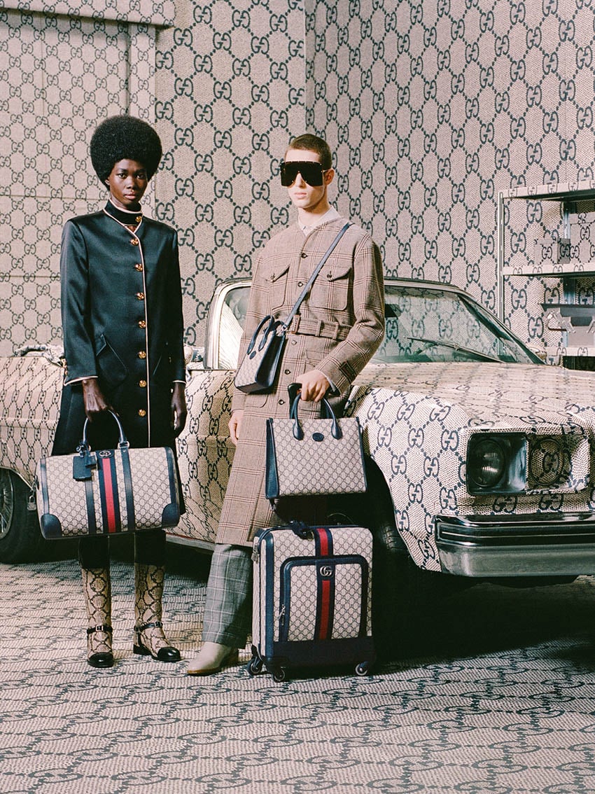 車の前に立つ2人