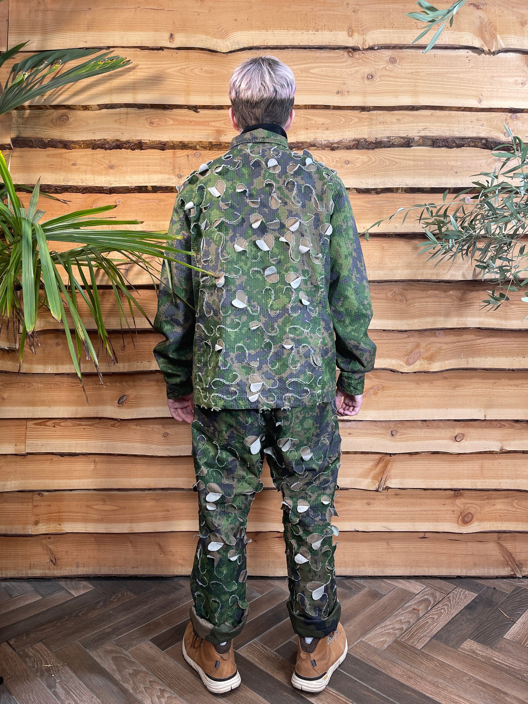 後ろを向いて立つ男性