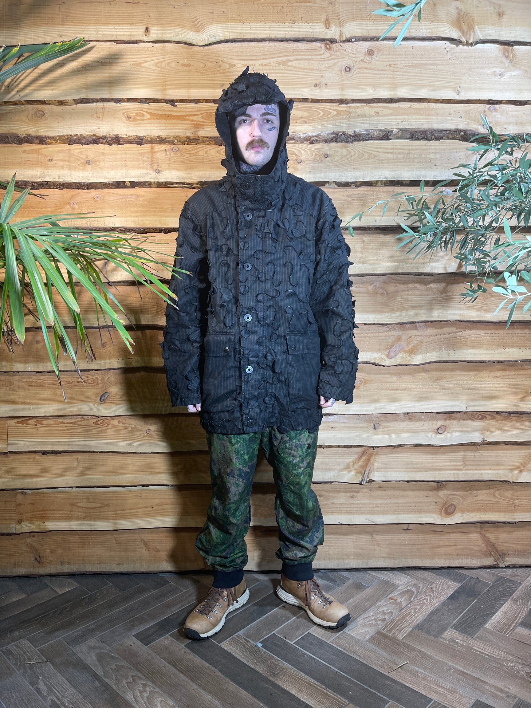 黒いコート姿の男性