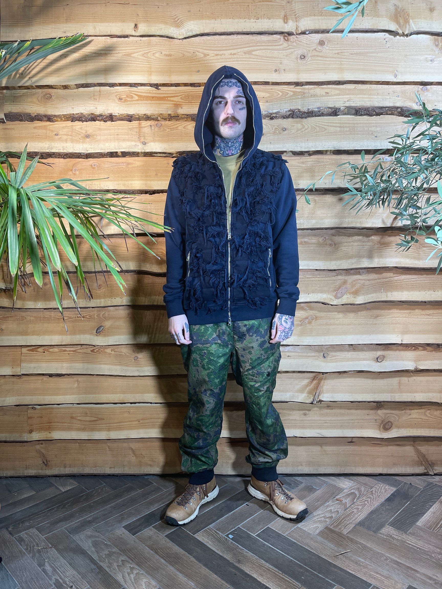 黒いコート姿の男性