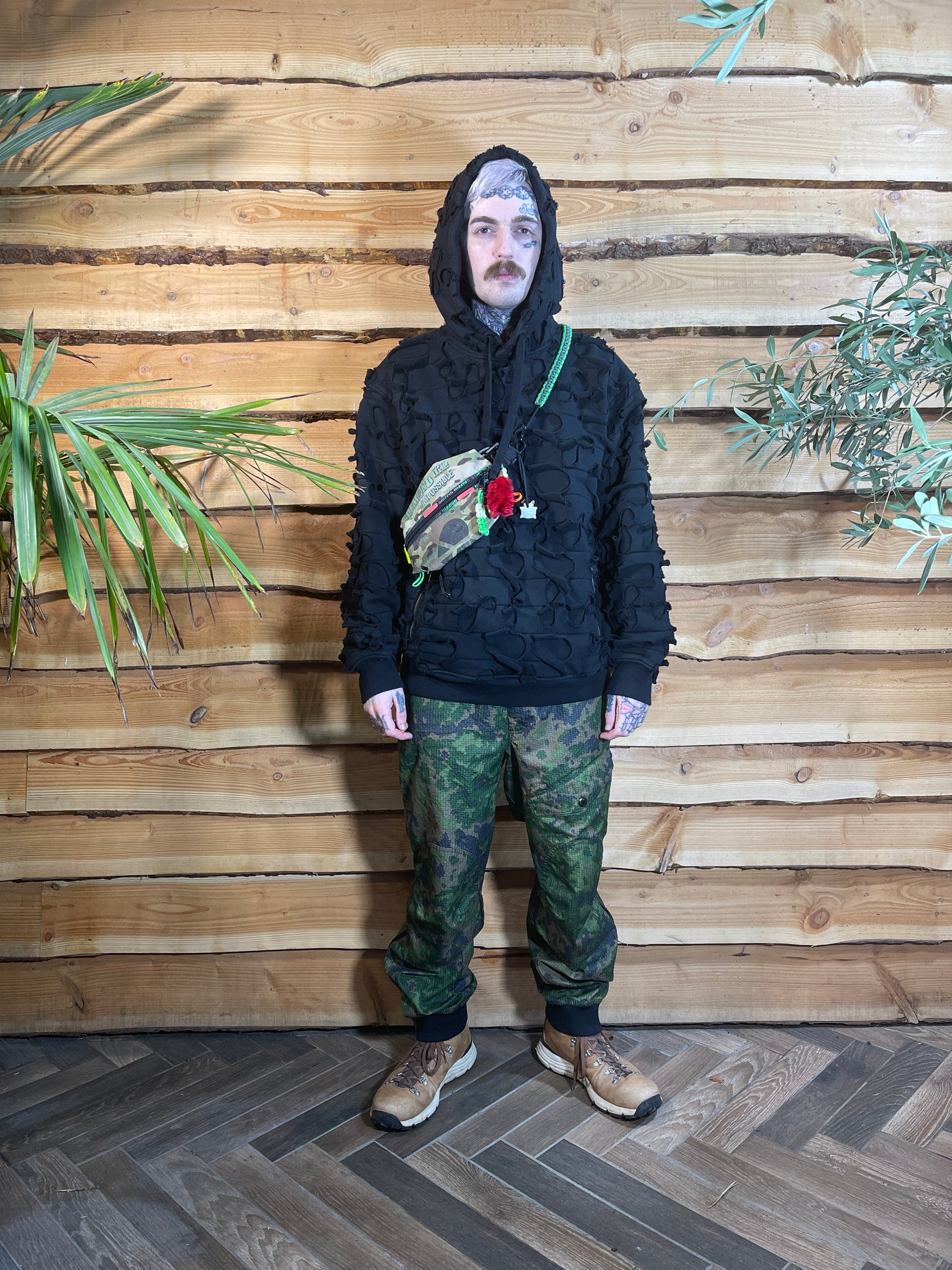 黒いフーディーを着た男性