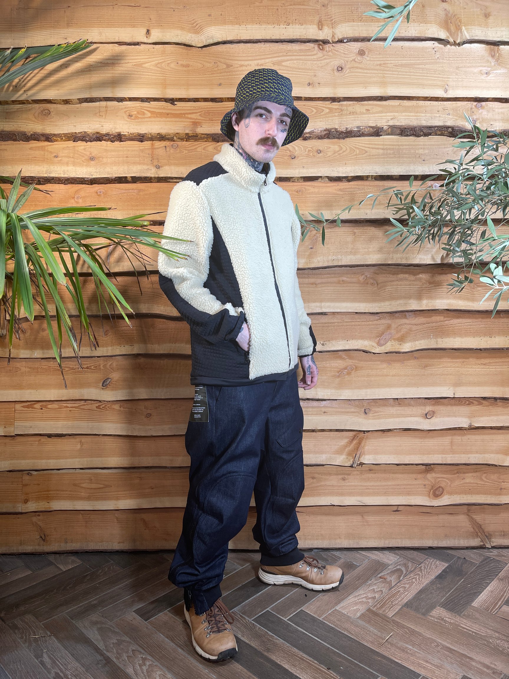 白いジャケットを着た男性