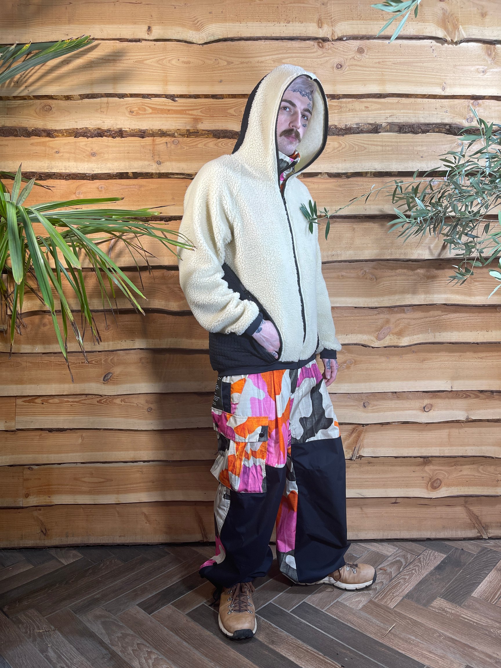 白いフーディーを着た男性