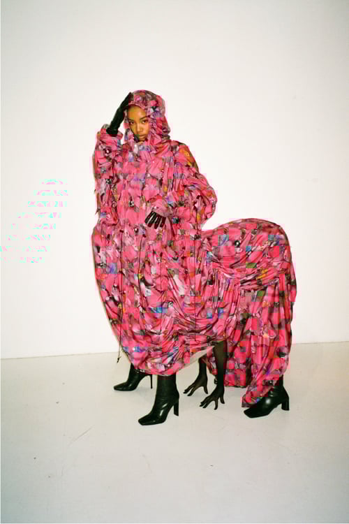 ピンクのワンピースを纏った女性