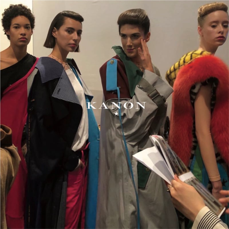 カラフルなワンピースを纏った4人の女性