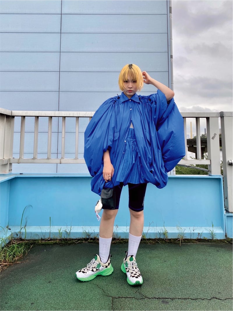 青いシャツを纏った女性