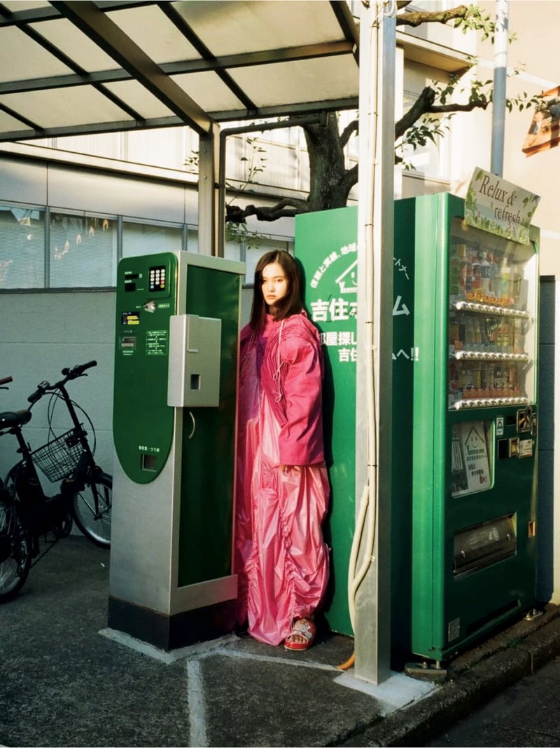 ピンクのワンピースを纏った女性