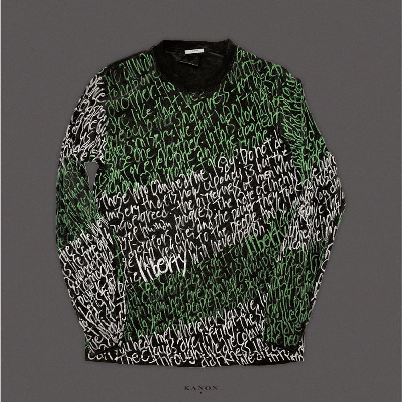 文字が書かれたロングTシャツ