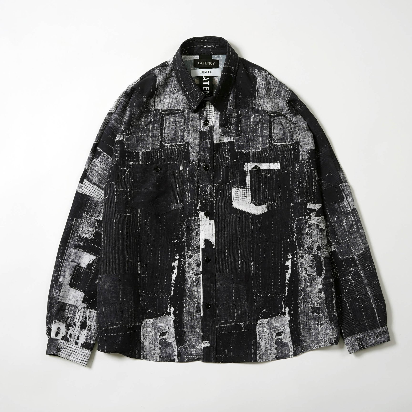 コラボアイテムの黒シャツ