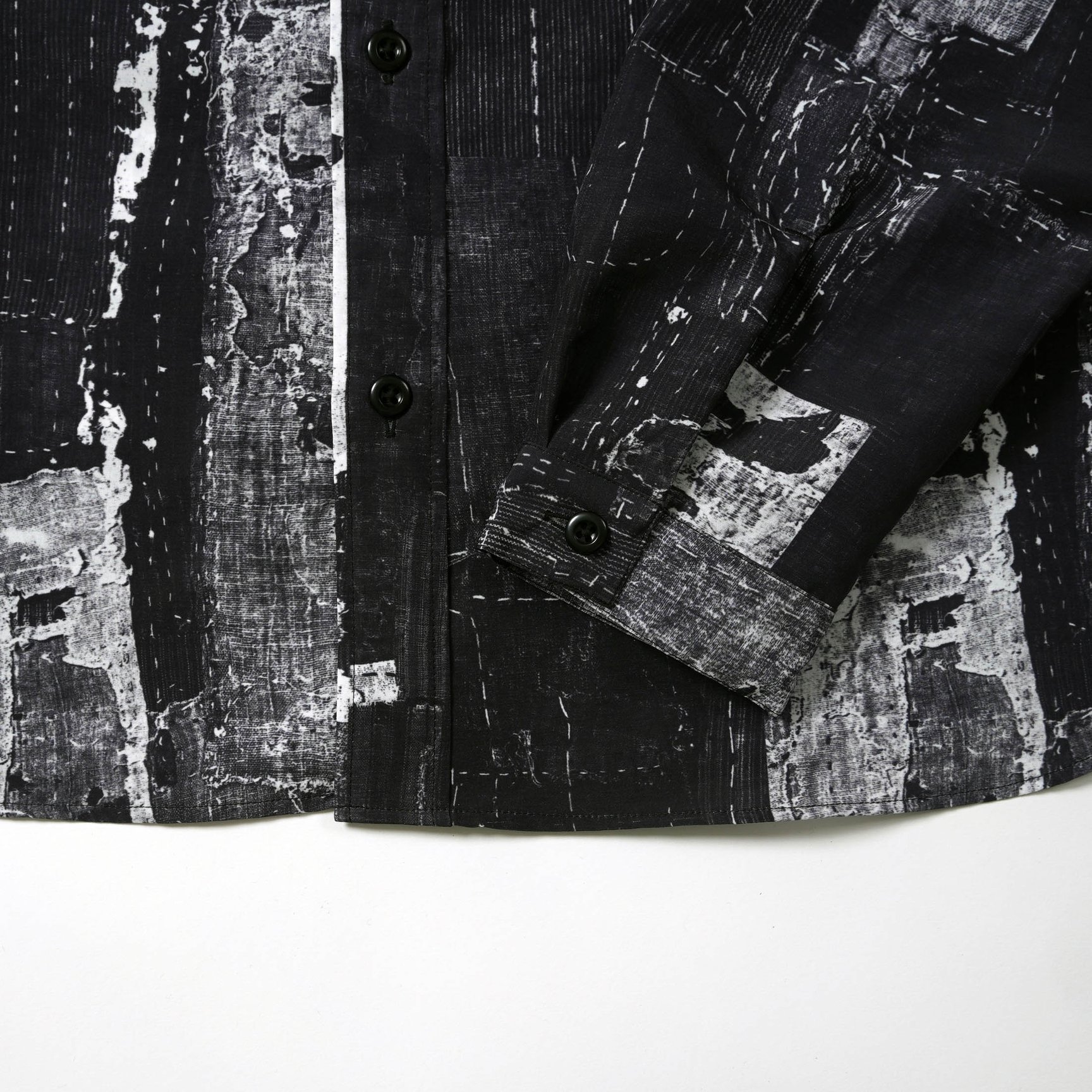 コラボアイテムの黒シャツ