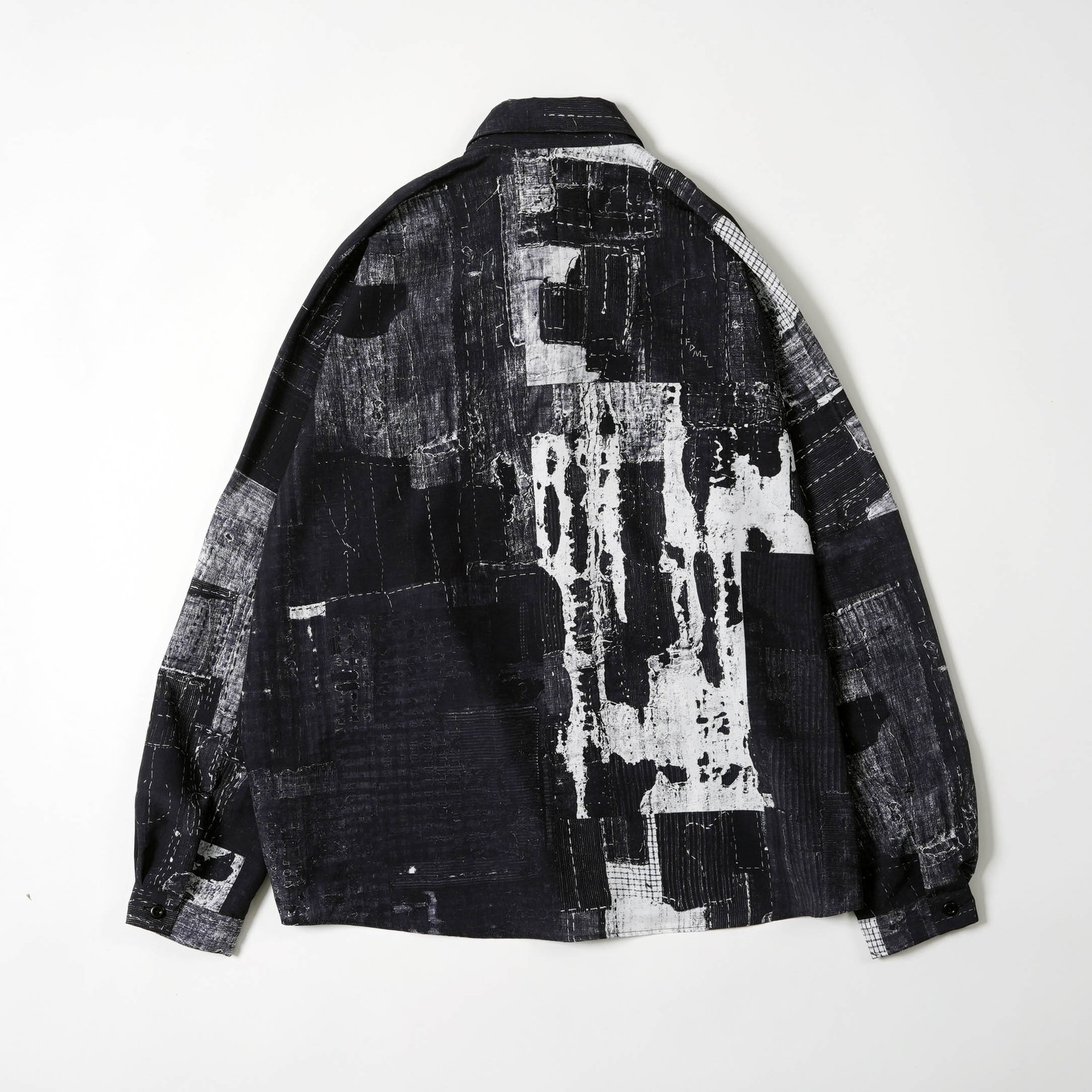 コラボアイテムの黒シャツ