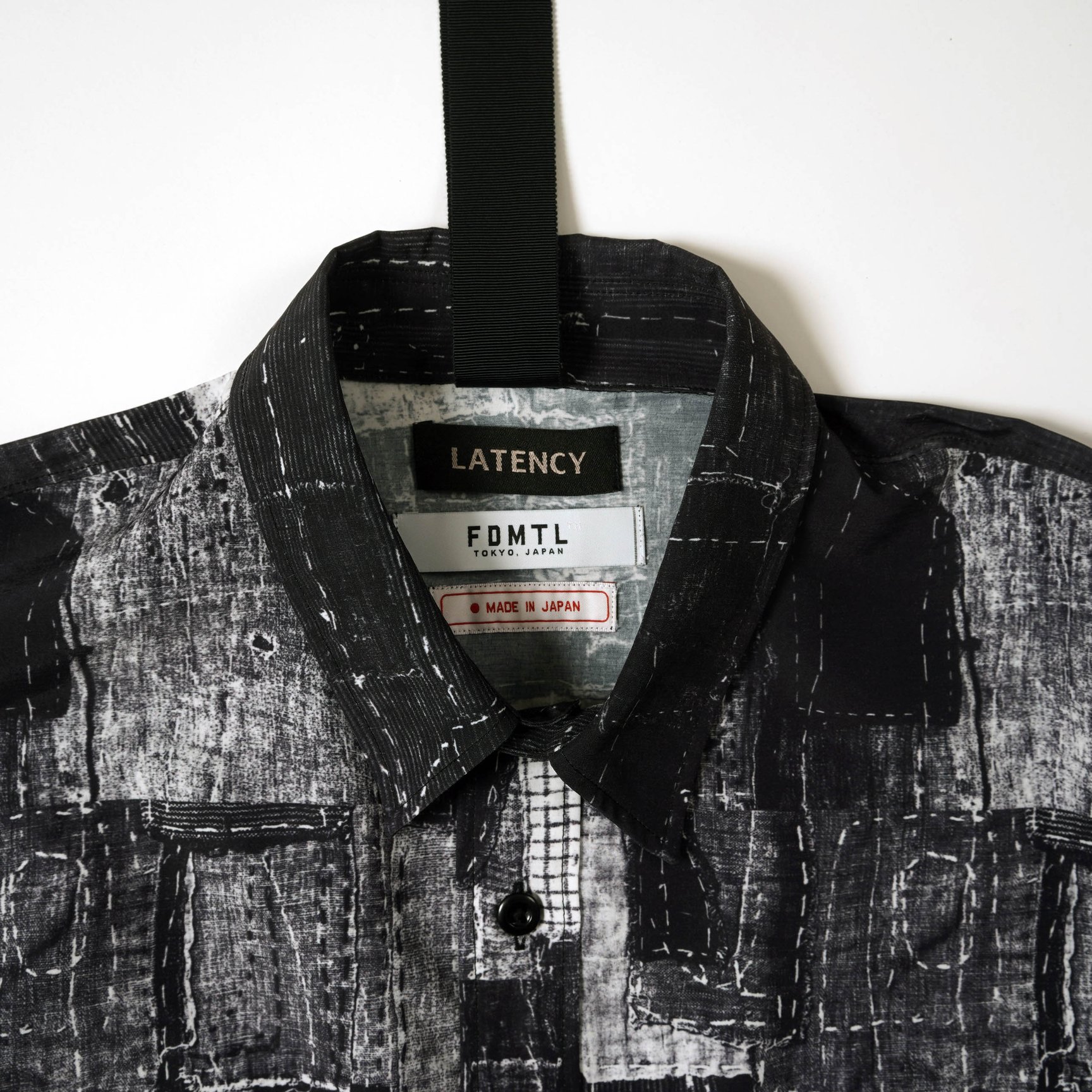 コラボアイテムの黒シャツ