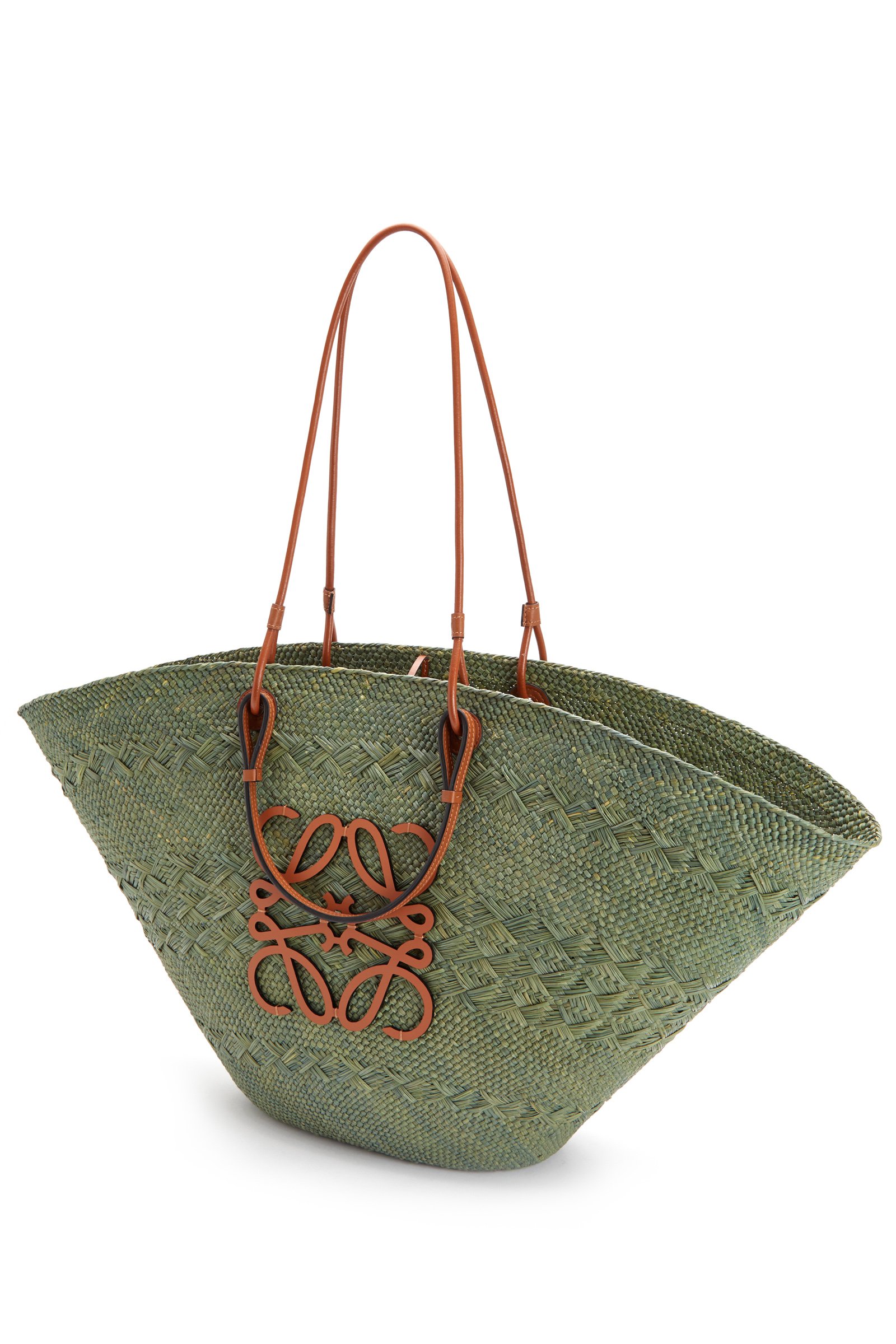 ロエベの「パウラズイビザ」新作コレクション、発売を記念し