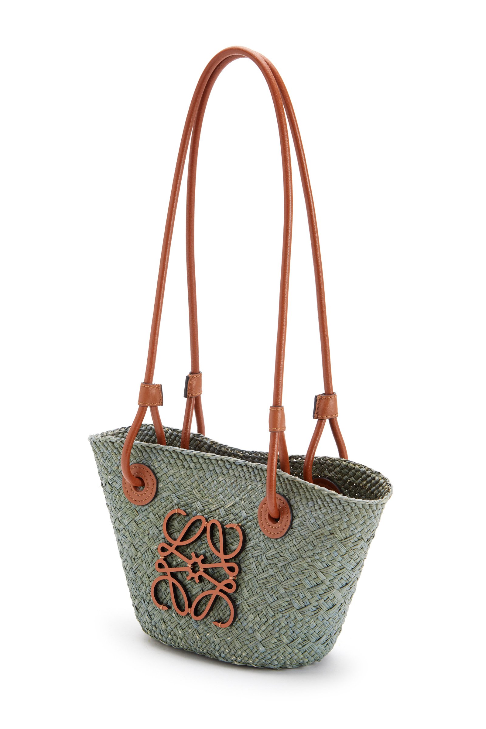 ロエベの「パウラズイビザ」新作コレクション、発売を記念し