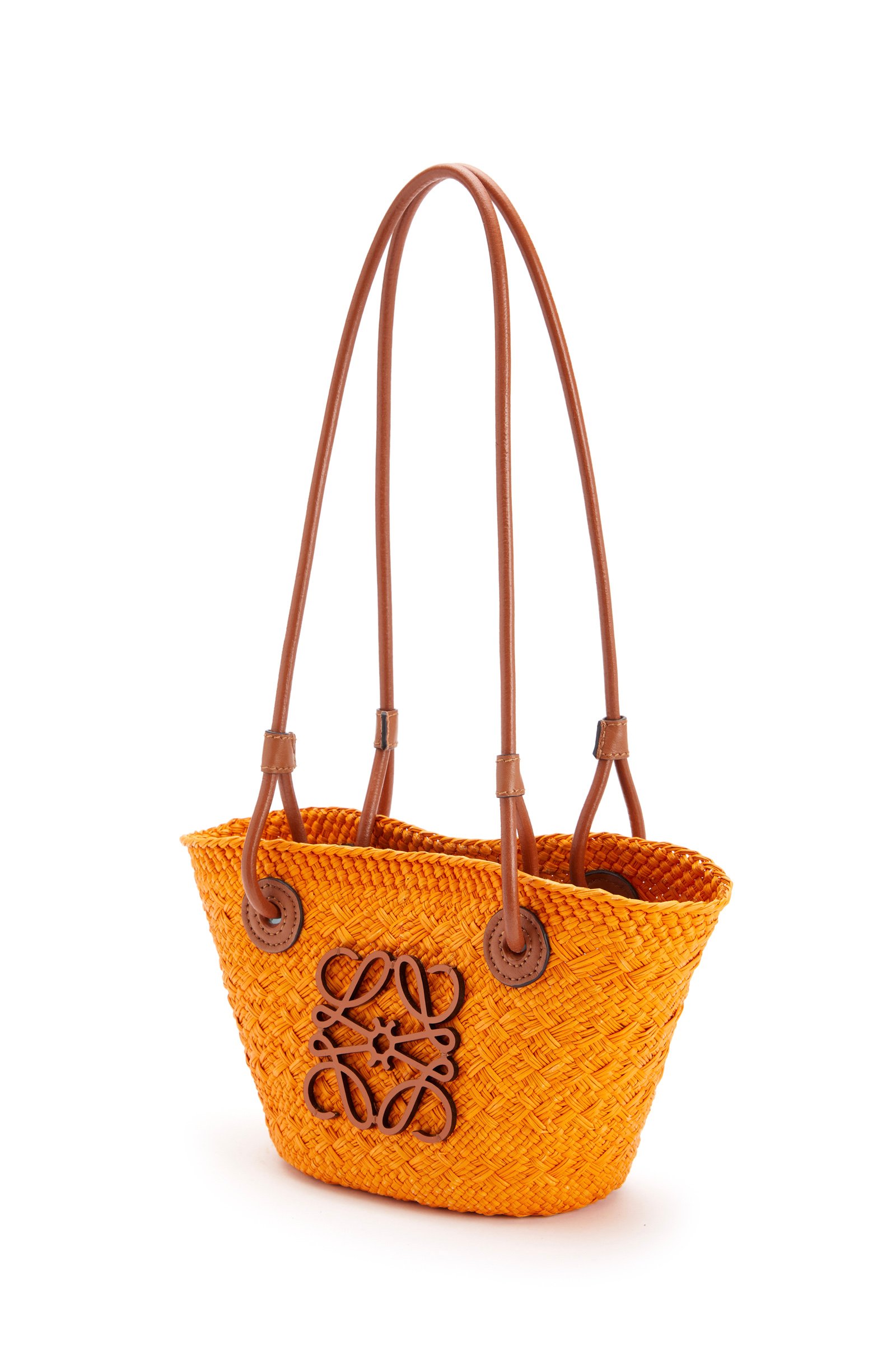 ロエベの「パウラズイビザ」新作コレクション、発売を記念し