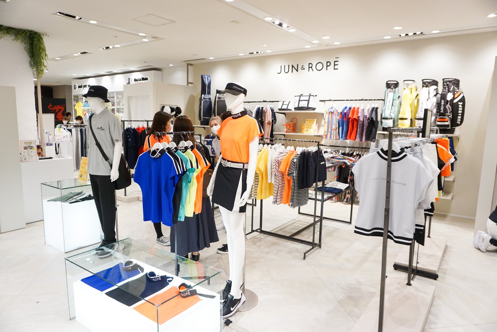 ゴルフアパレルの売り場の様子