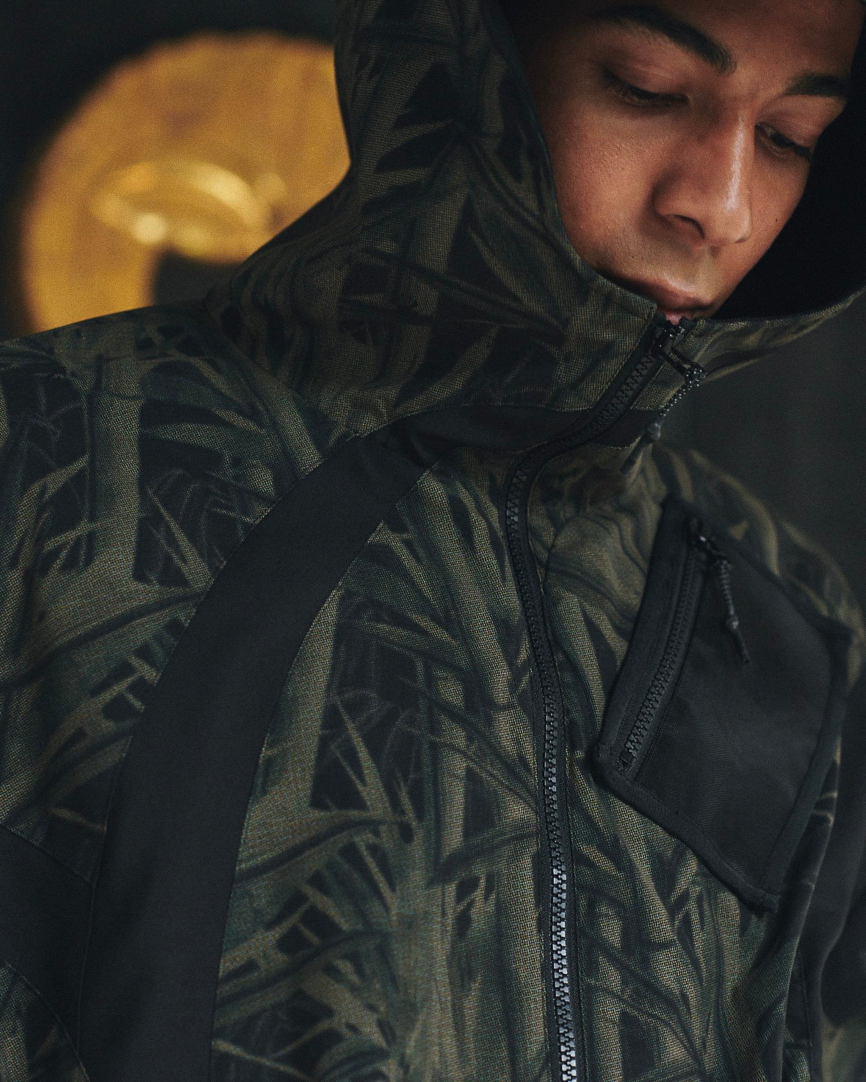 ヨシオクボのジャケットを着用した男性モデル