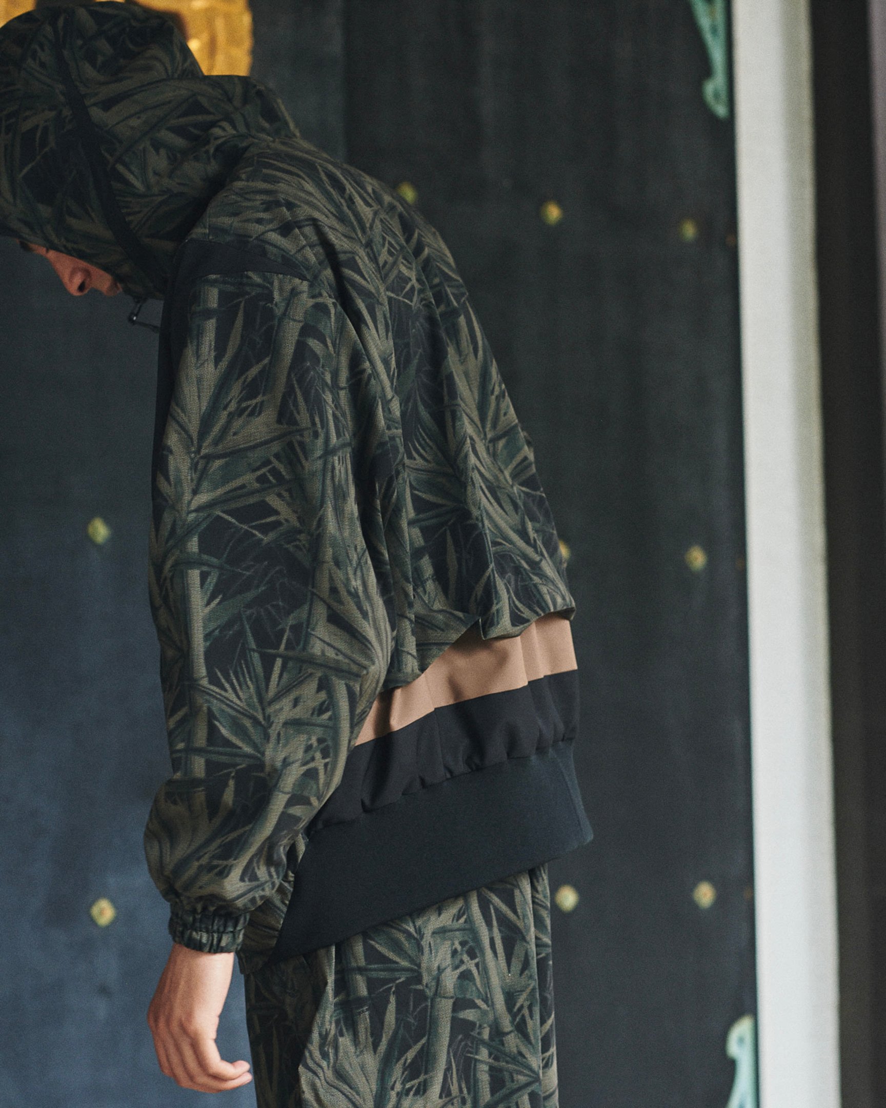 ヨシオクボのジャケットを着用した男性モデル