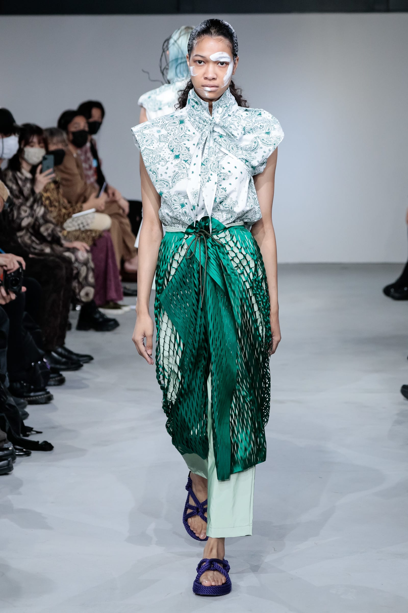 ヨシオクボのペイズリー柄シャツを着用した女性モデル