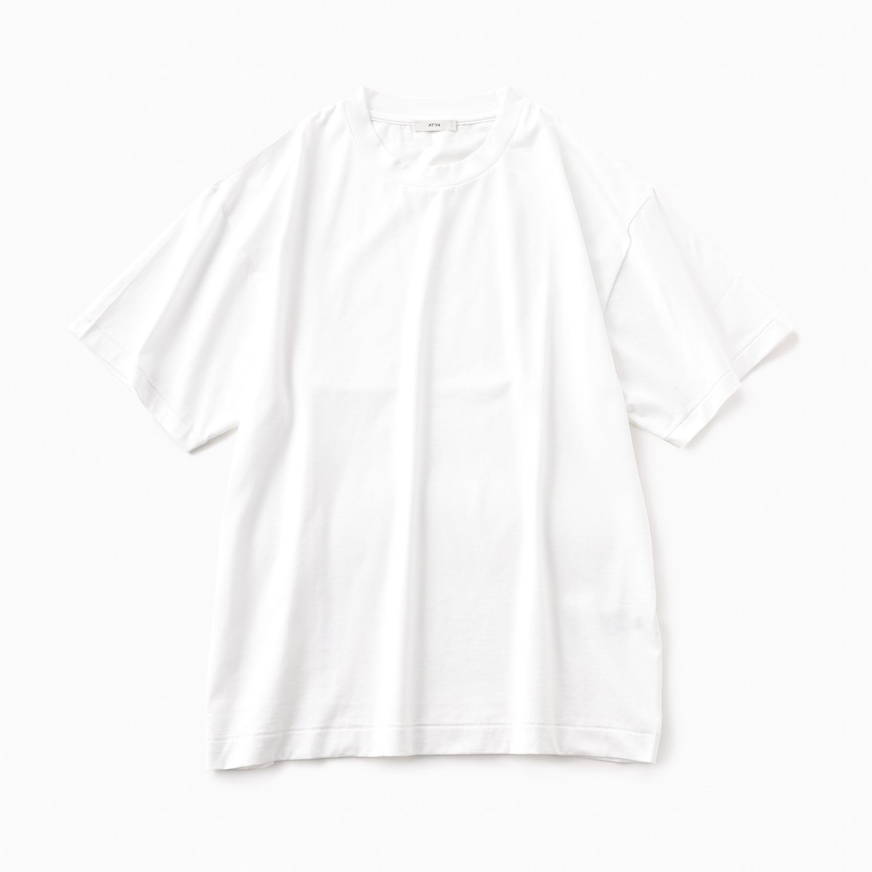 ATONの白Tシャツ