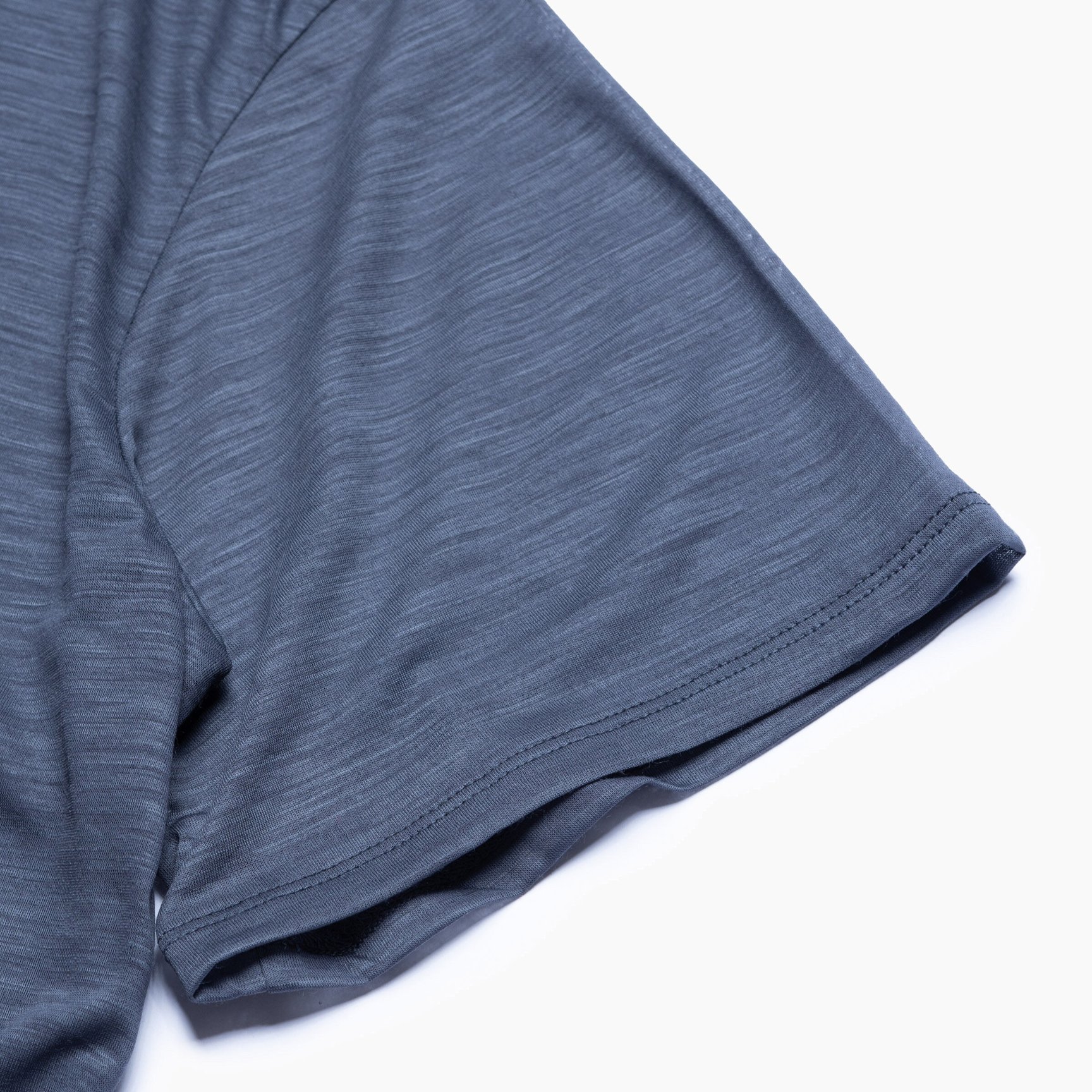 グレーTシャツの袖部分