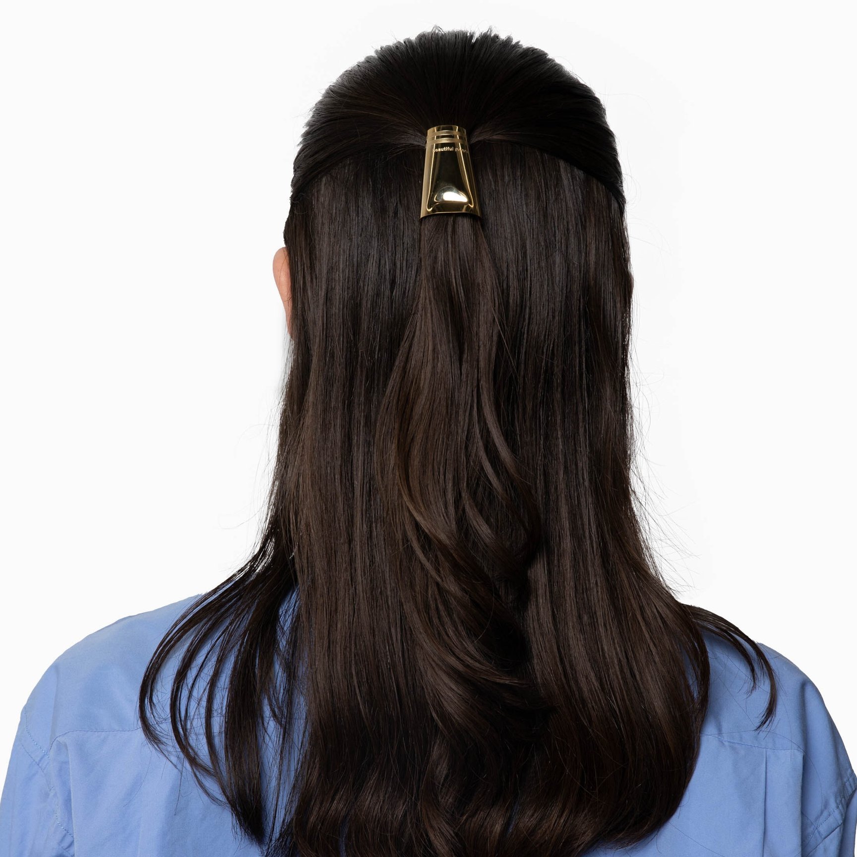 ヘアークリップで髪を留めているモデル