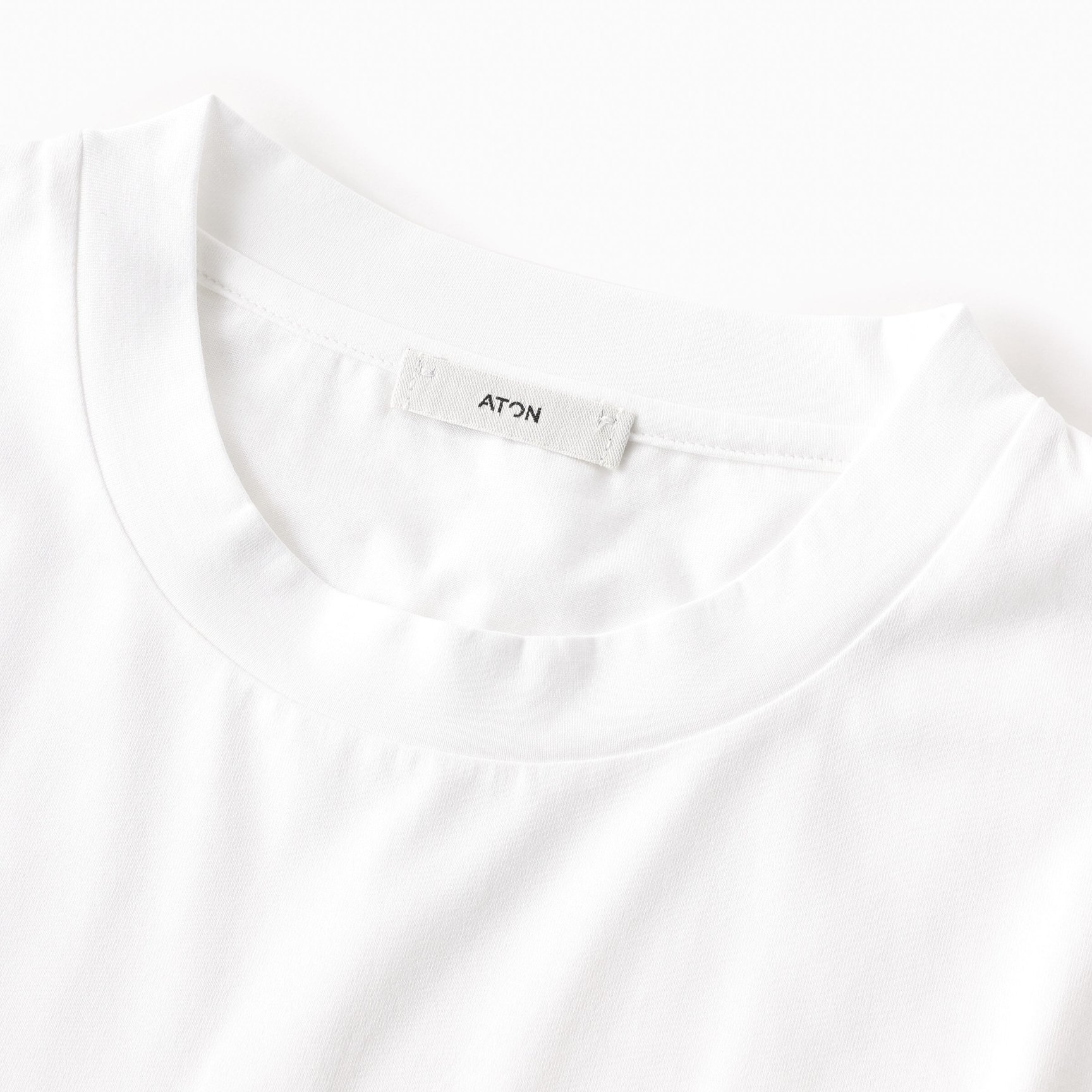 ATONの白Tシャツ