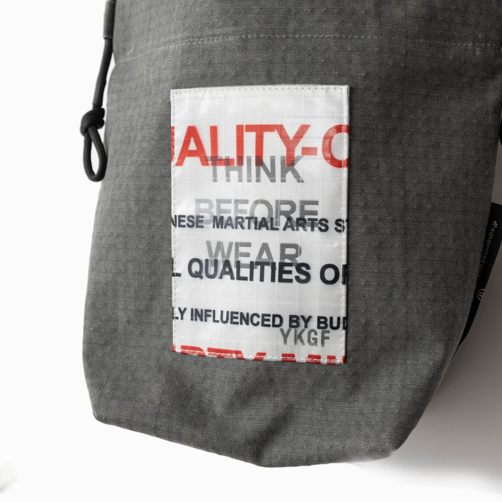 巾着型ポーチのロゴ部分