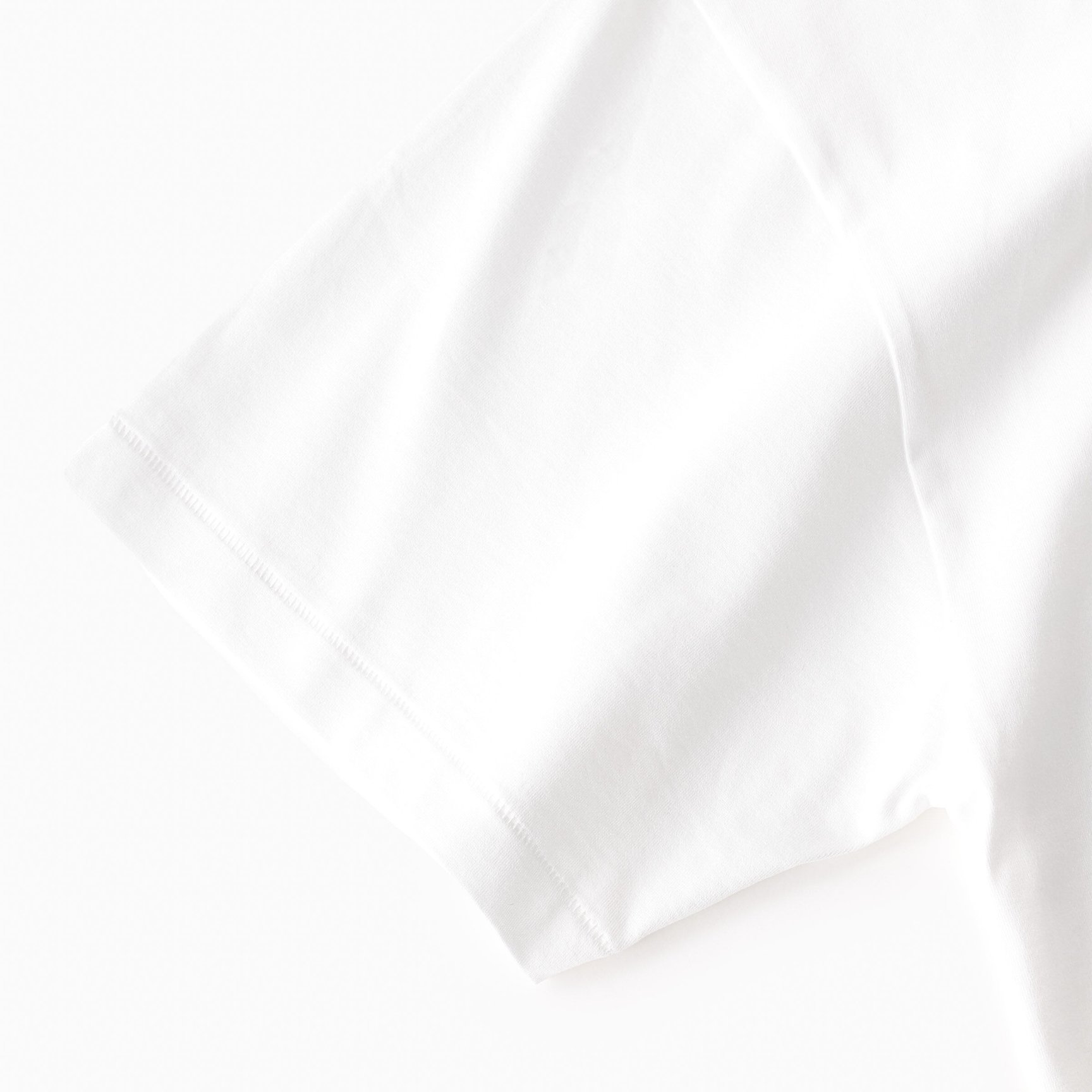 ATONの白Tシャツ