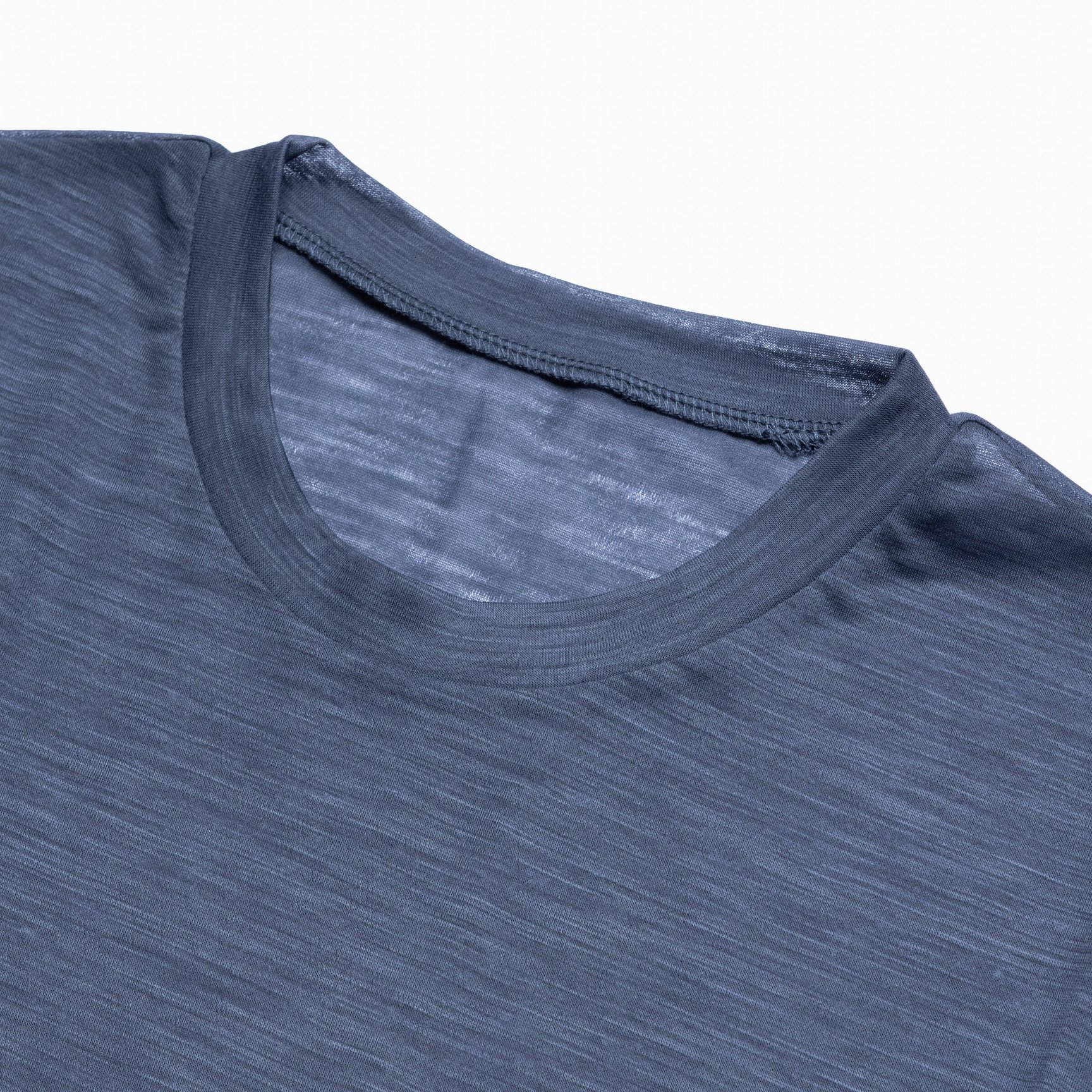 グレーTシャツの襟の部分