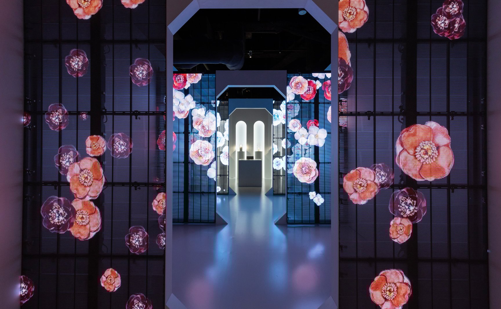 花々の降り注ぐLEDパネル
