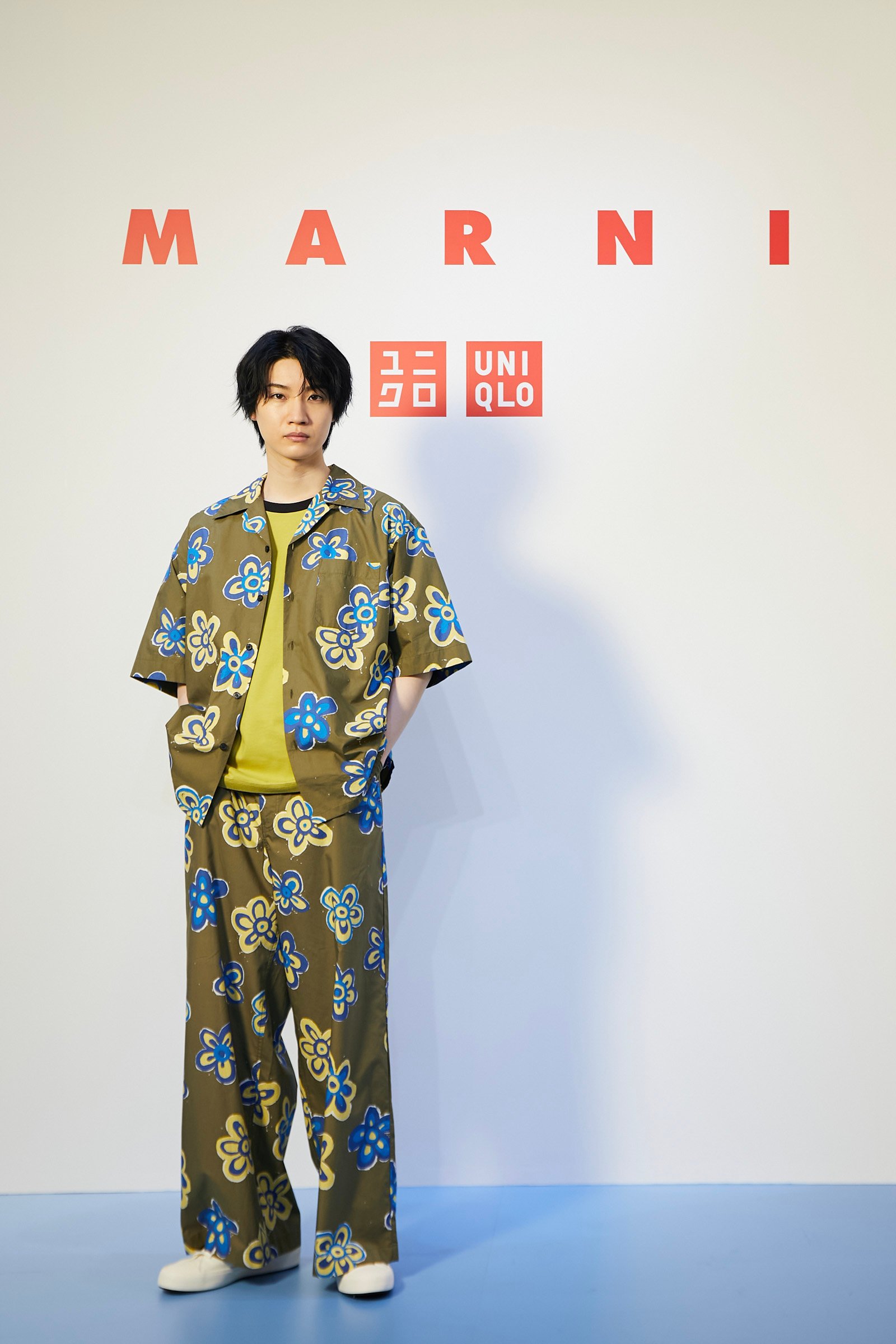 ポーズをとる男性