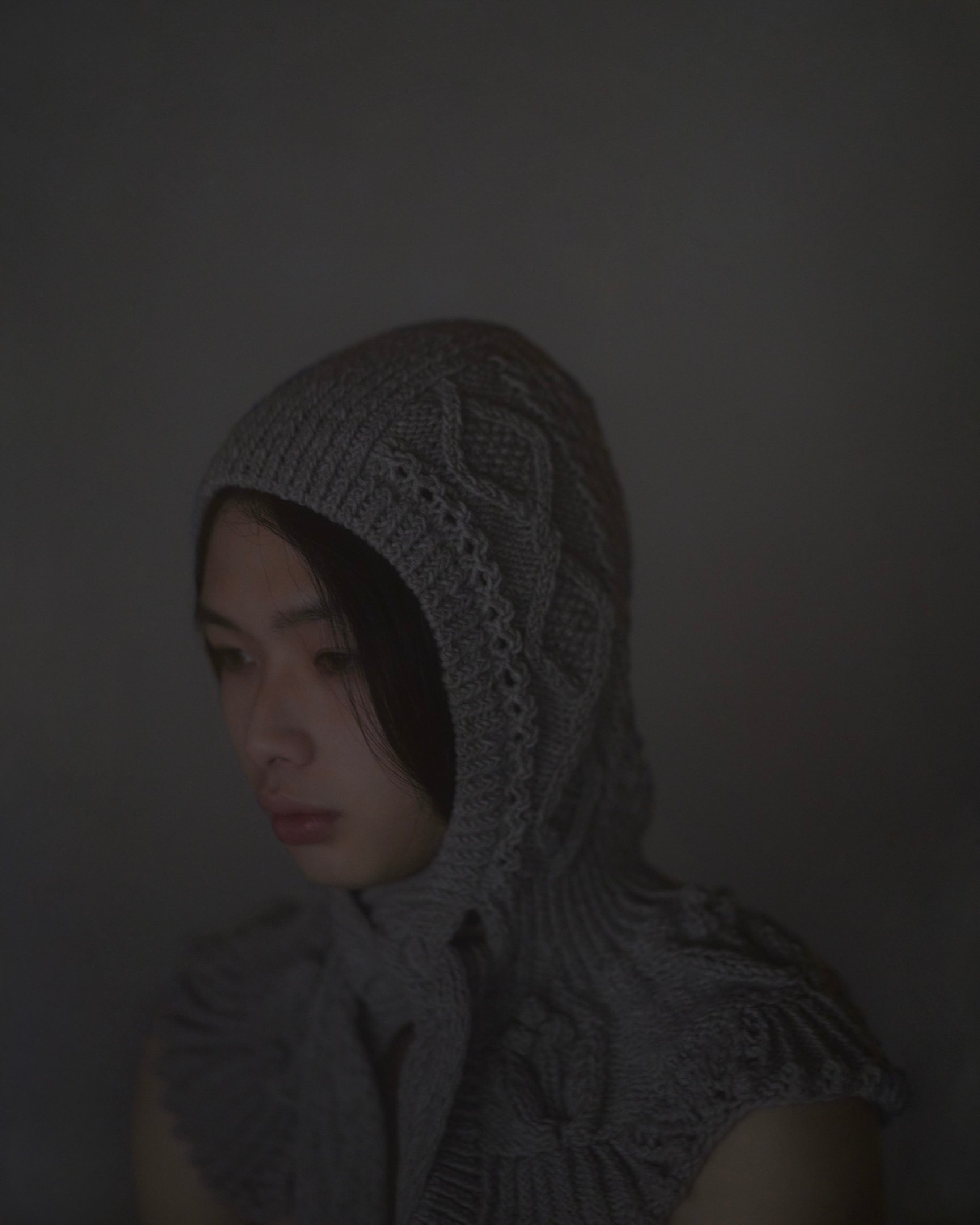 フード付きバラクラバをかぶった女性モデル