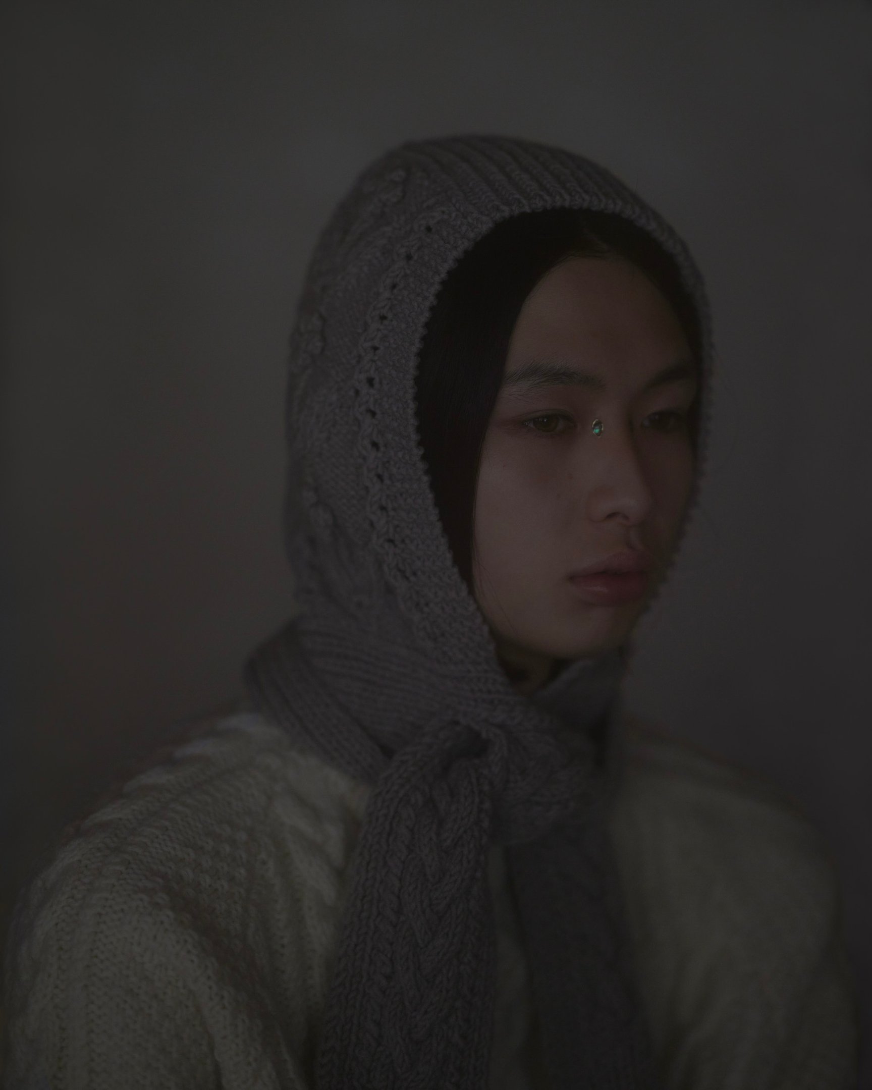 バラクラバをかぶった女性モデル