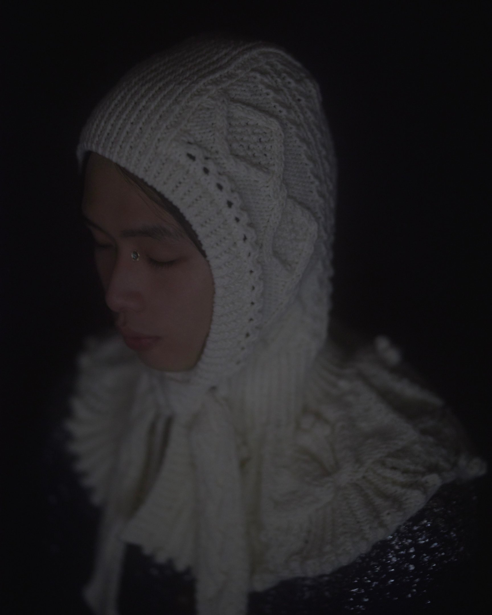 フード付きバラクラバをかぶった女性モデル