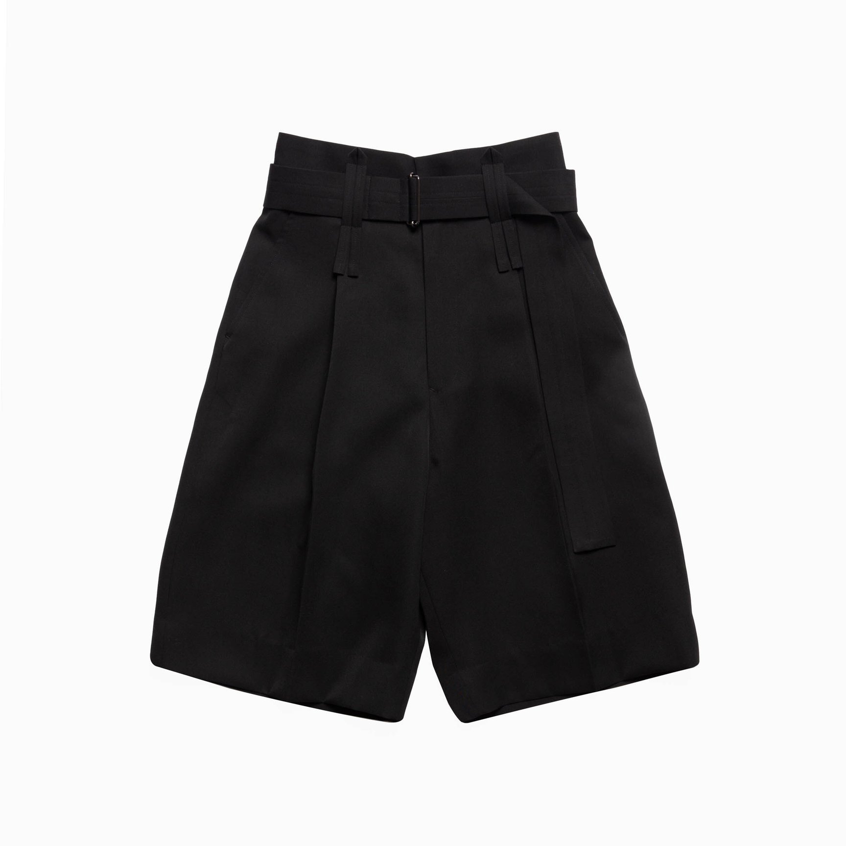 ブラックのベルトハーフパンツ