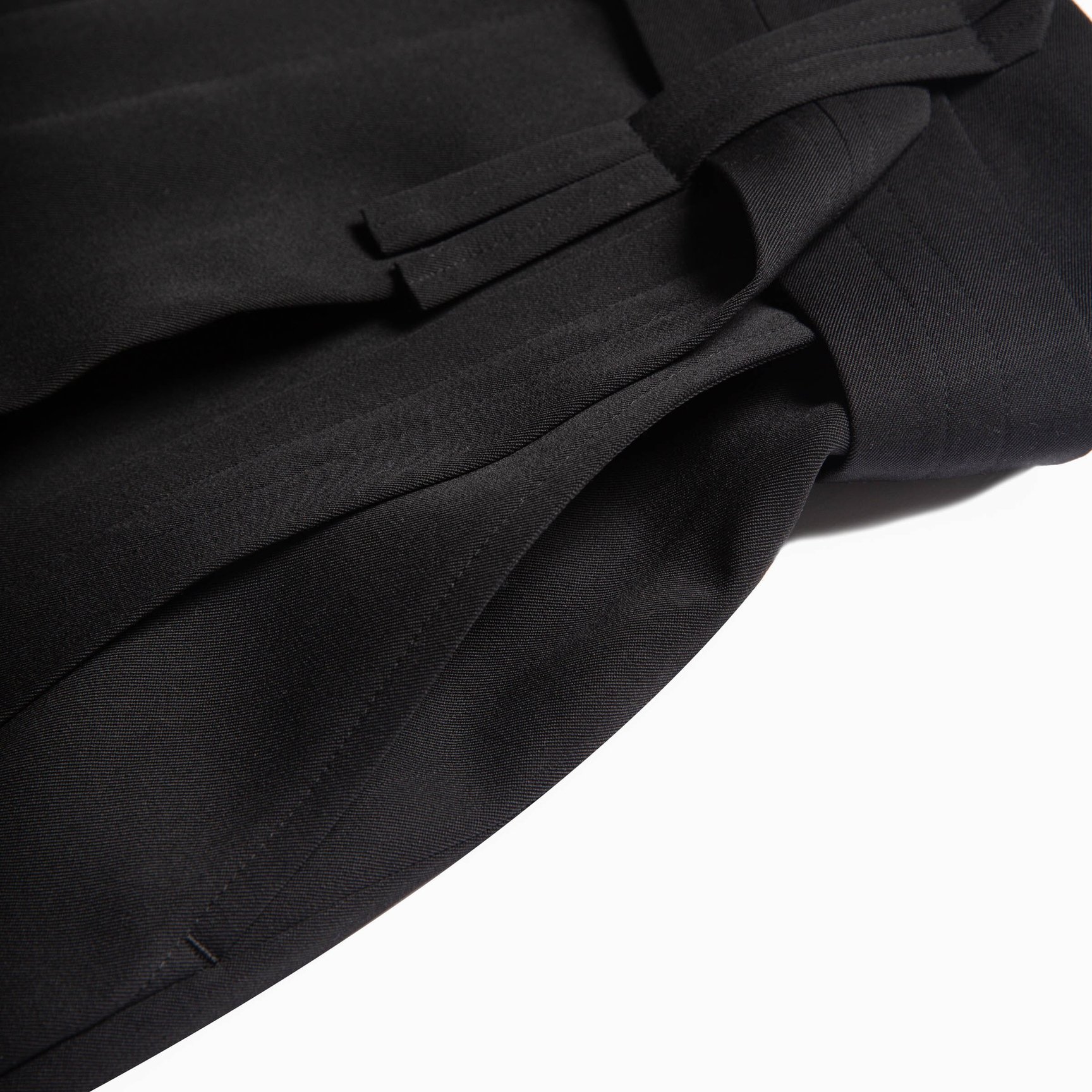 ブラックのベルトハーフパンツのサイドポケット