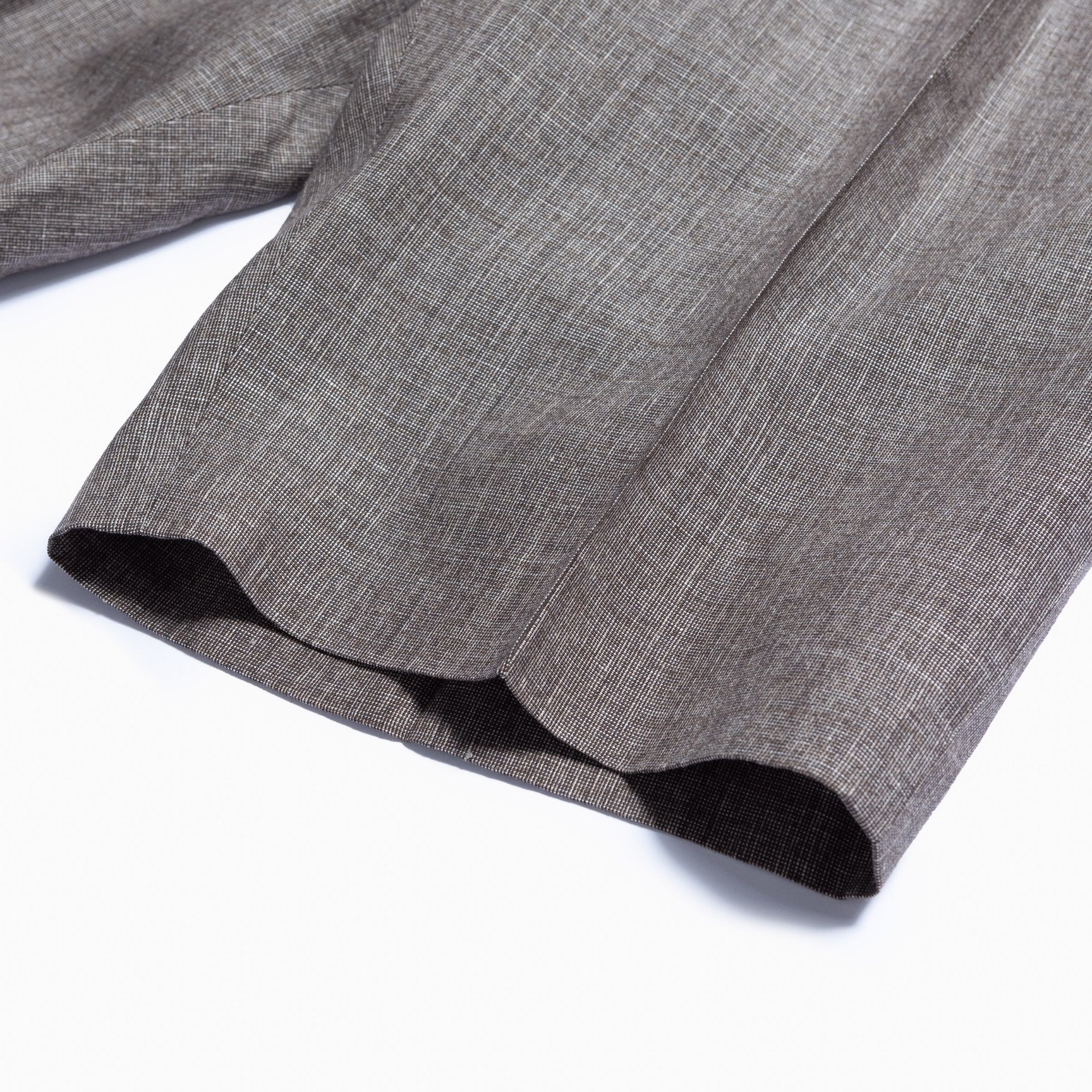 リネンハーフパンツの裾部分