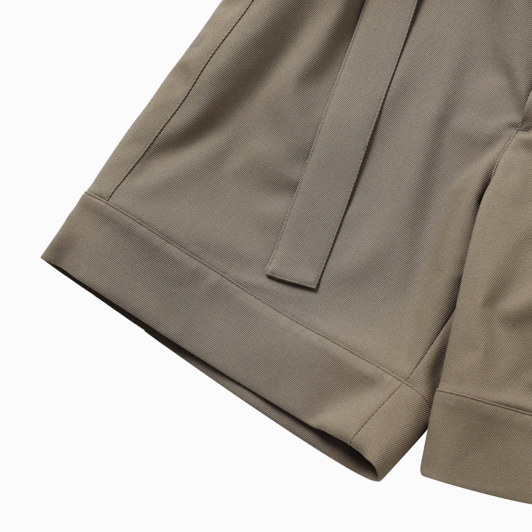 ベージュのビッグショーツの裾部分