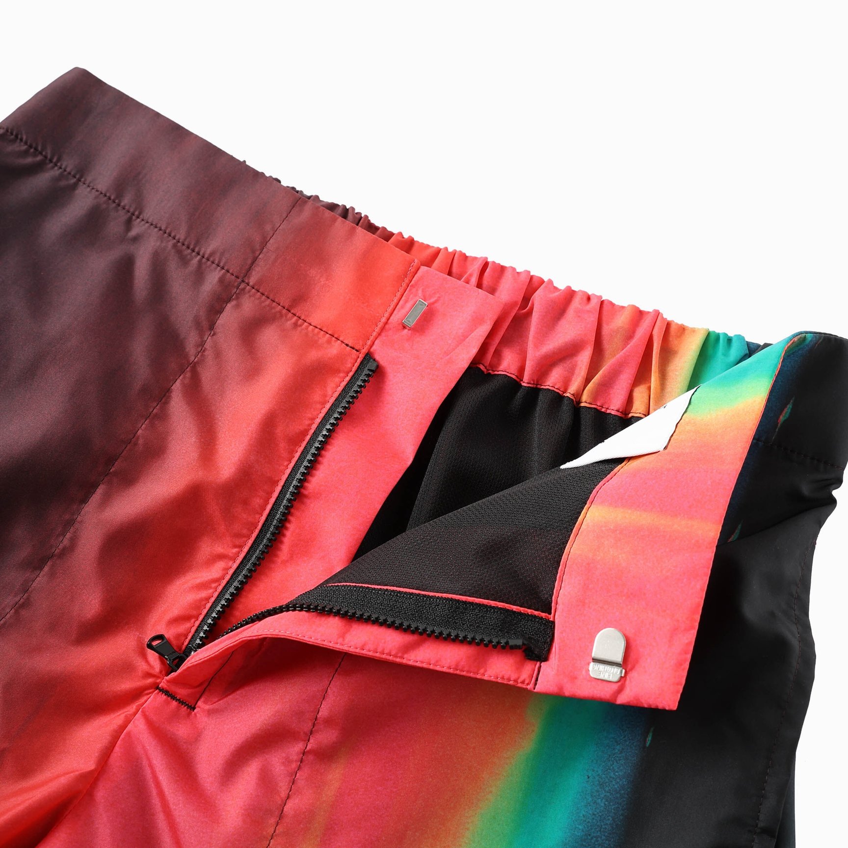 鮮やかな柄のショートパンツのウエスト部分