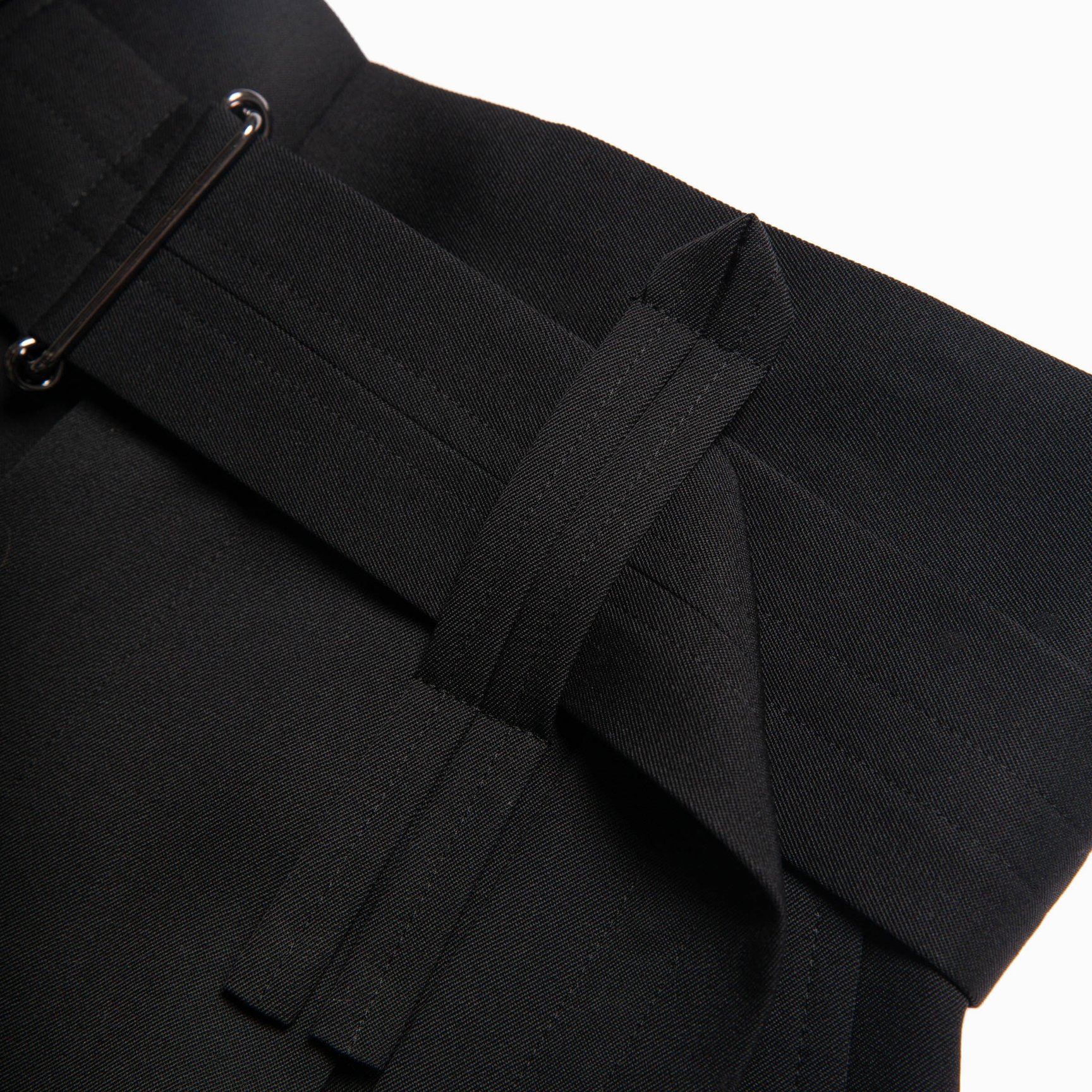 ブラックのベルトハーフパンツのベルト部分