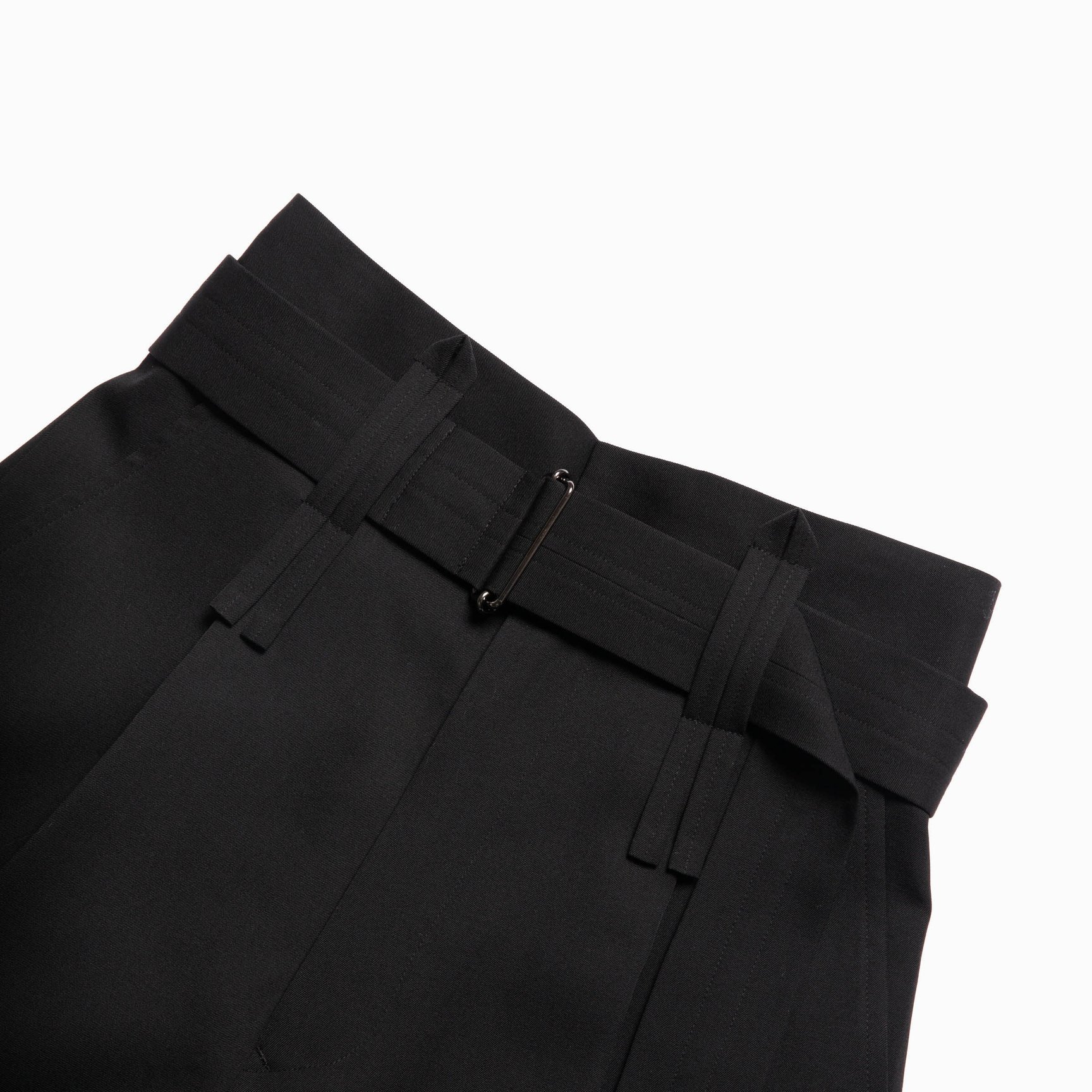 ブラックのベルトハーフパンツのウエスト部分