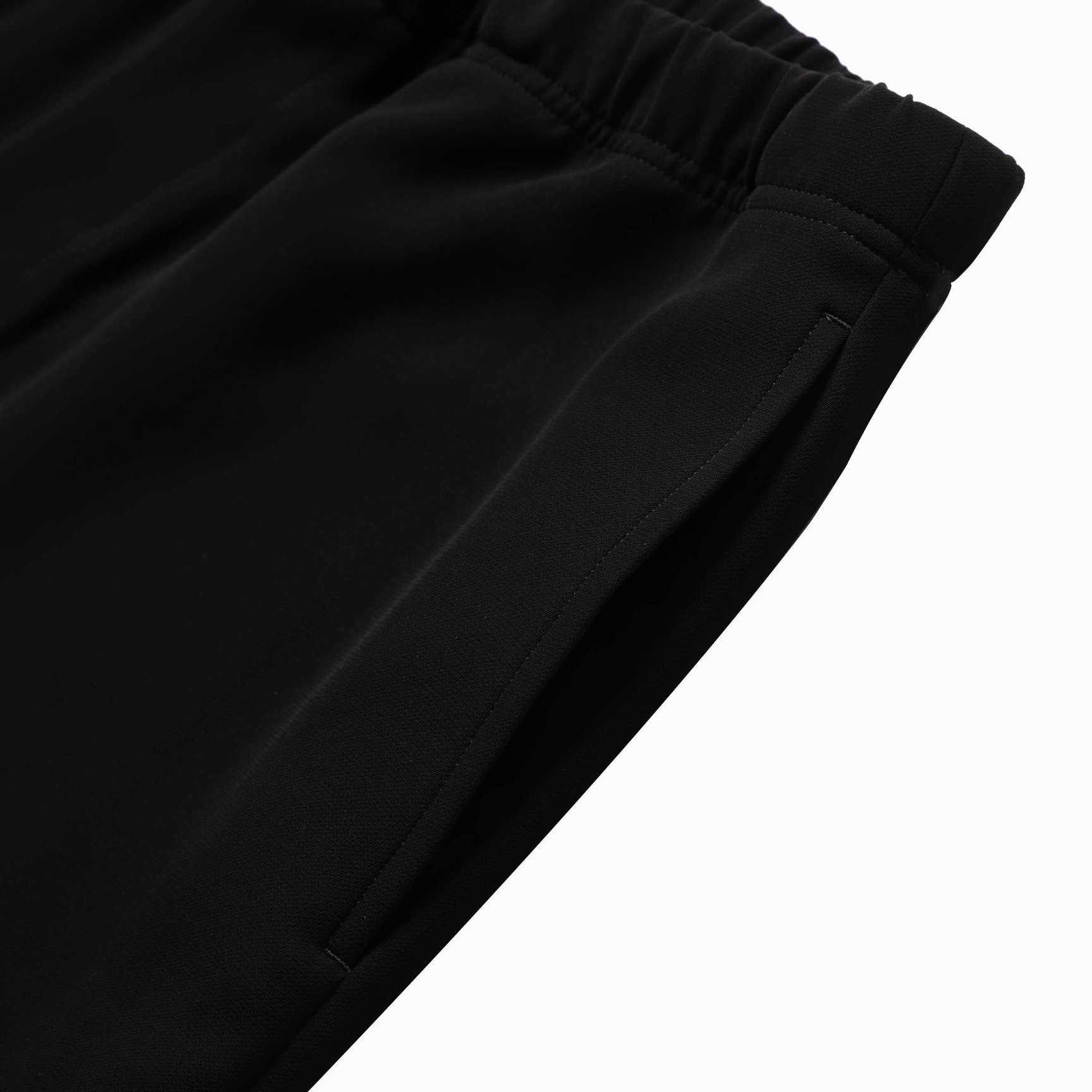 ブラックのハーフパンツのサイドポケット