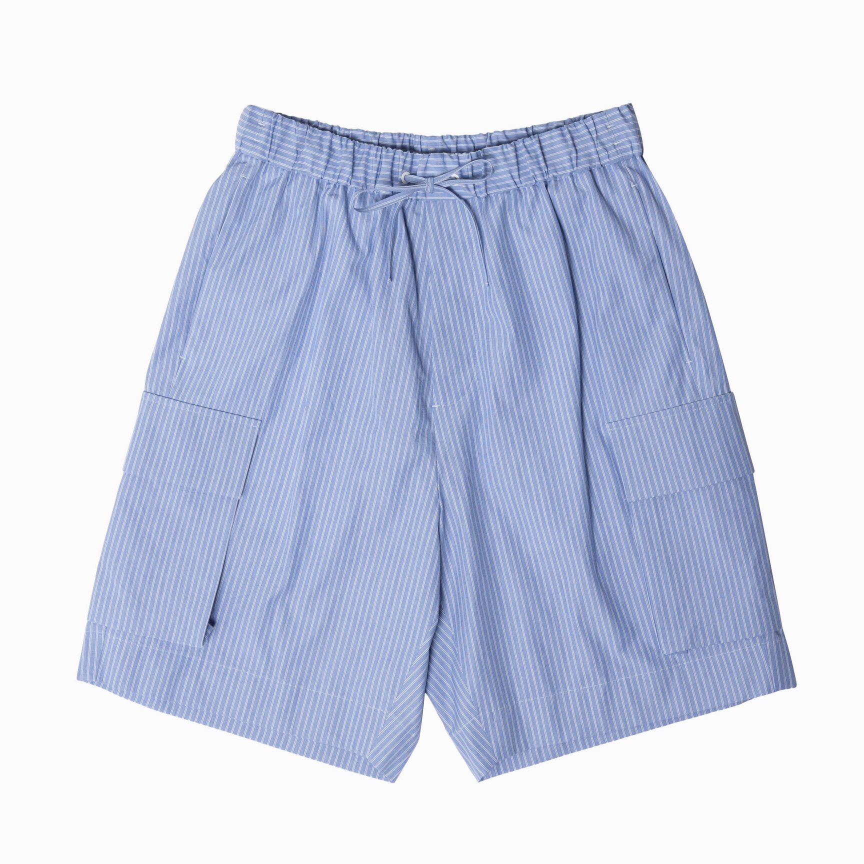 青ストライプのハーフパンツ
