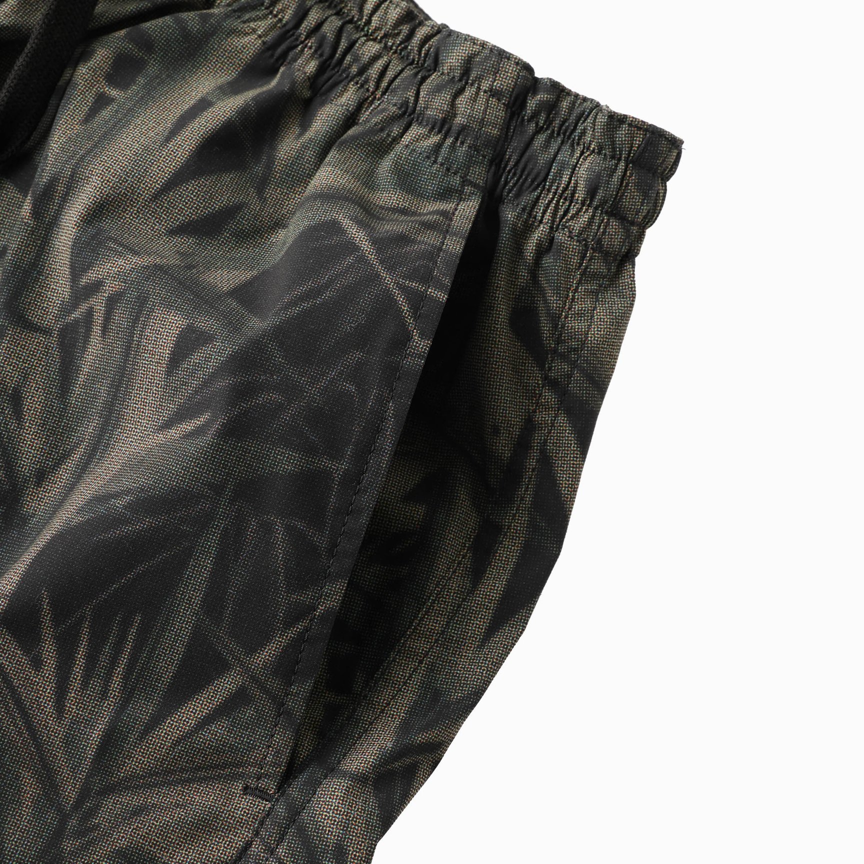 カーキのバンブーショーツのサイドポケット