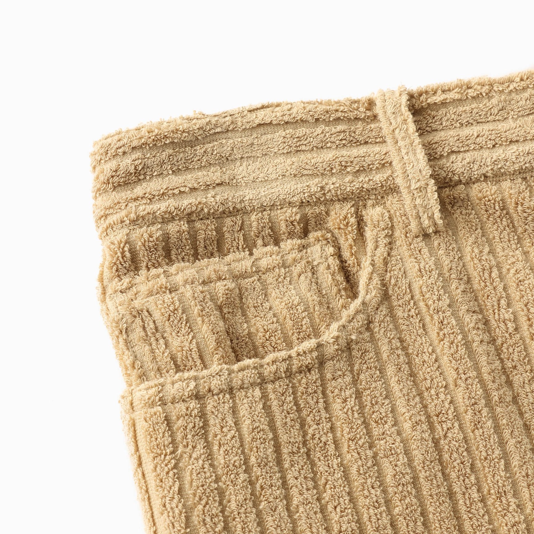 ベージュのパイルショーツのフロントポケット