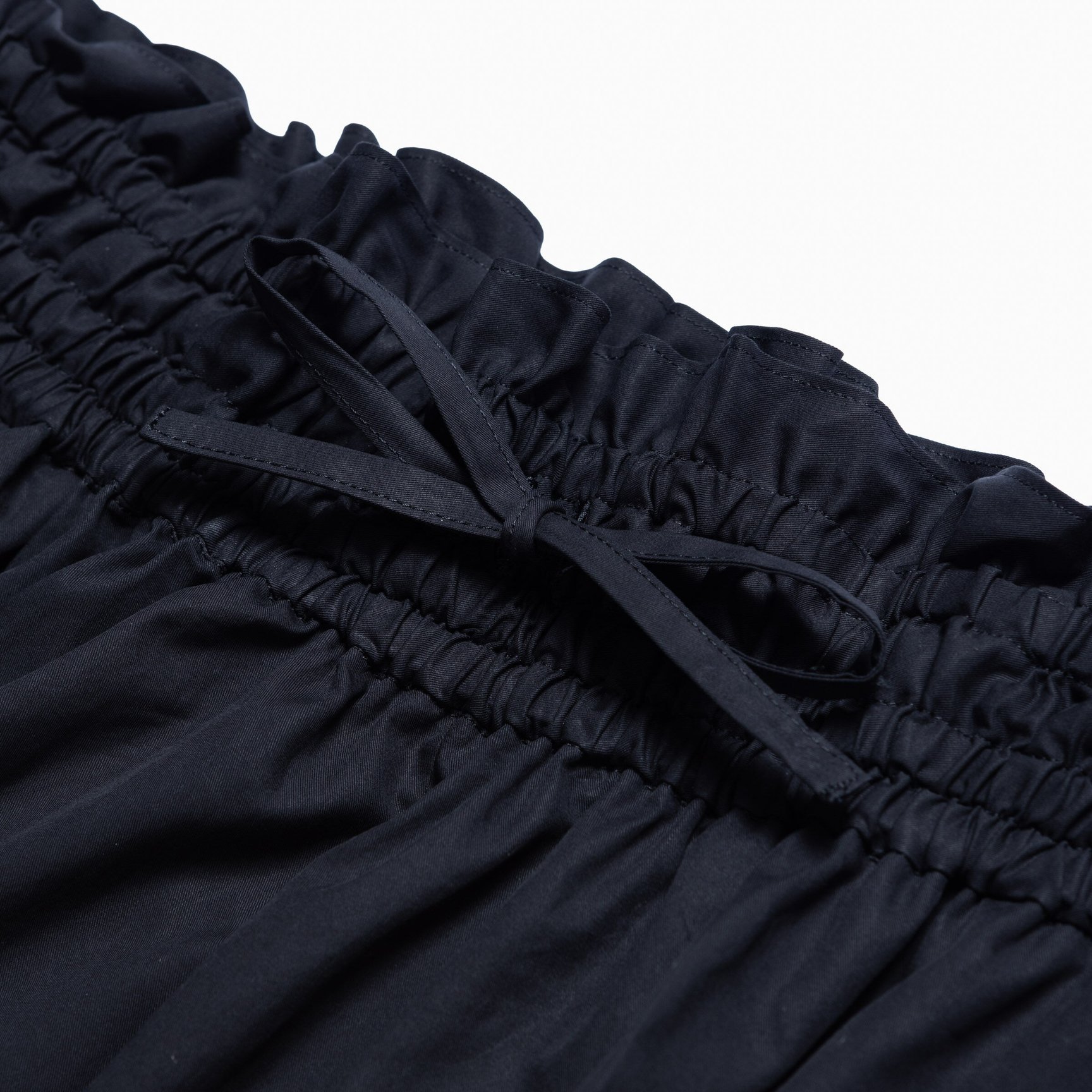 ブラックのファインコットンツイルショーツの紐部分